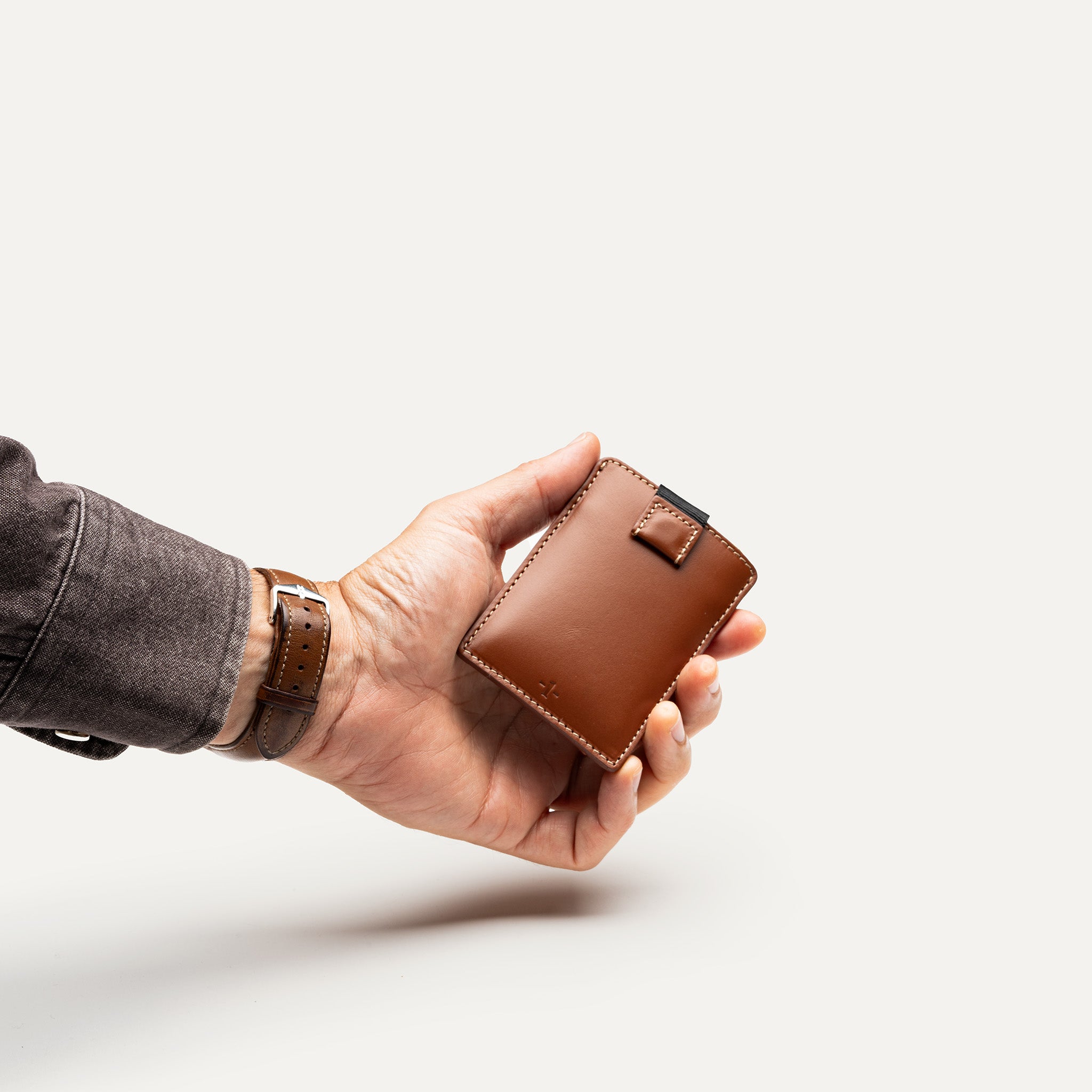 Porte carte cognac homme luxe – cuir lisse et couture sellier, idéal pour l’élégance du quotidien