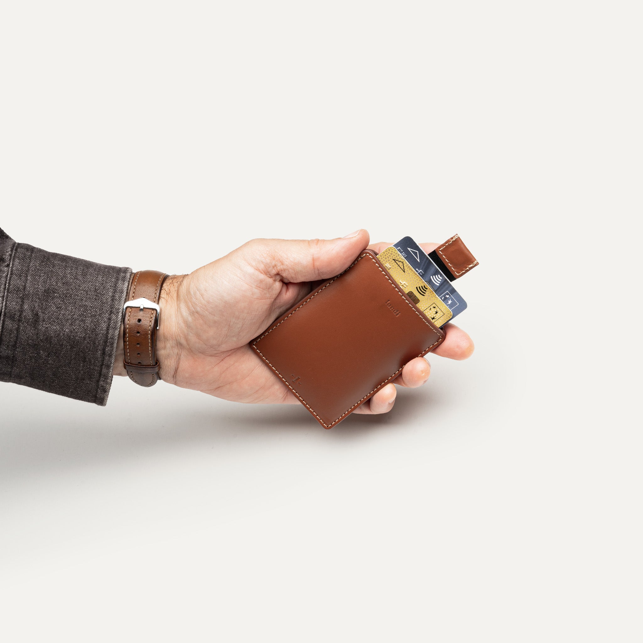 Porte carte cuir homme en usage – format compact et fonctionnel avec tirette extractible