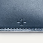 Porte carte luxe aux finitions haut de gamme en cuir semi - végétal durable et robuste.