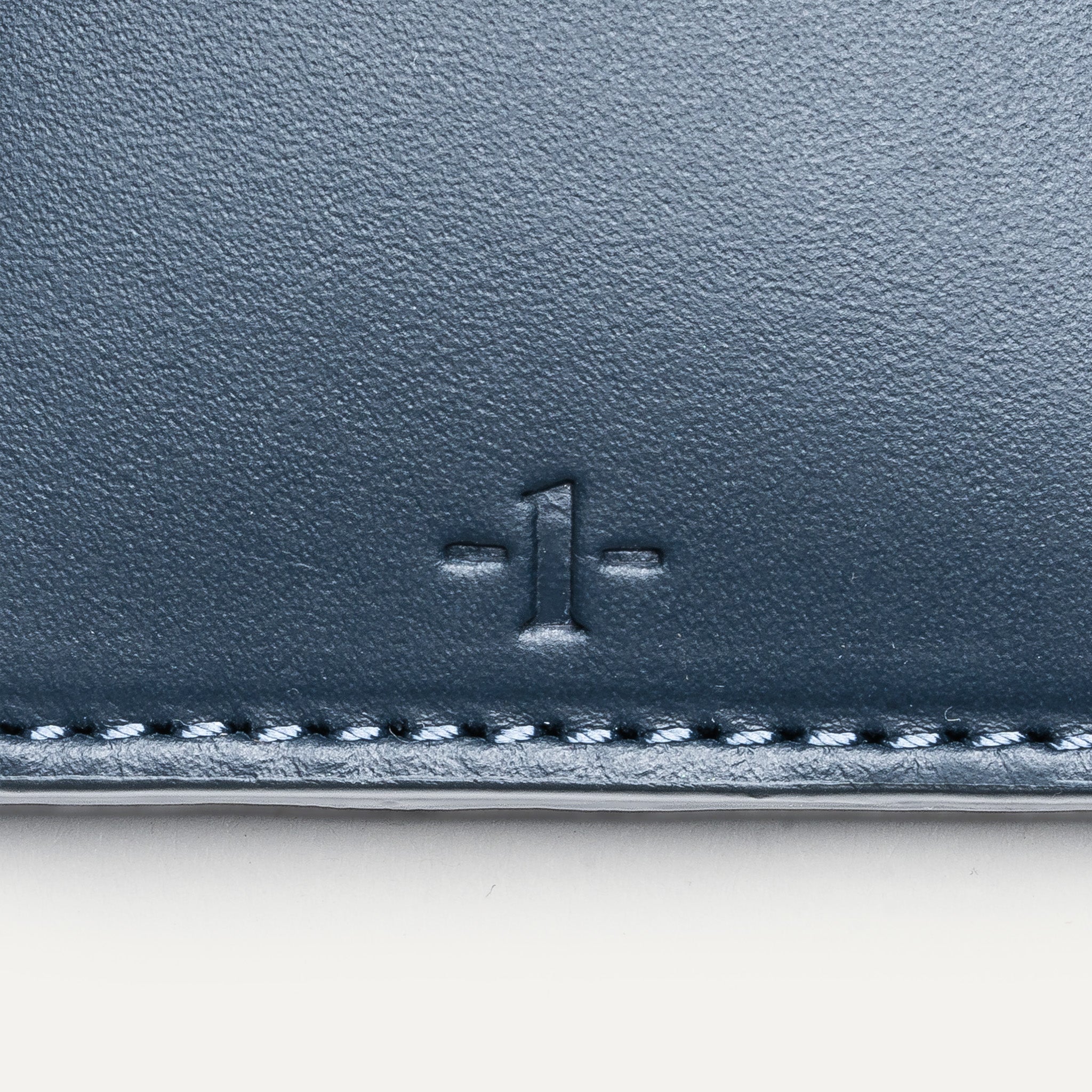 Porte carte luxe aux finitions haut de gamme en cuir semi - végétal durable et robuste.