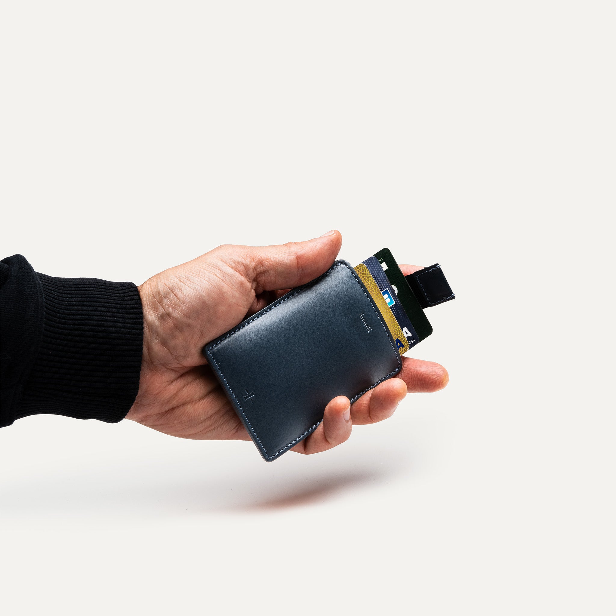 Porte carte cuir marine pour y glisser jusqu'à 6 cartes bancaires.