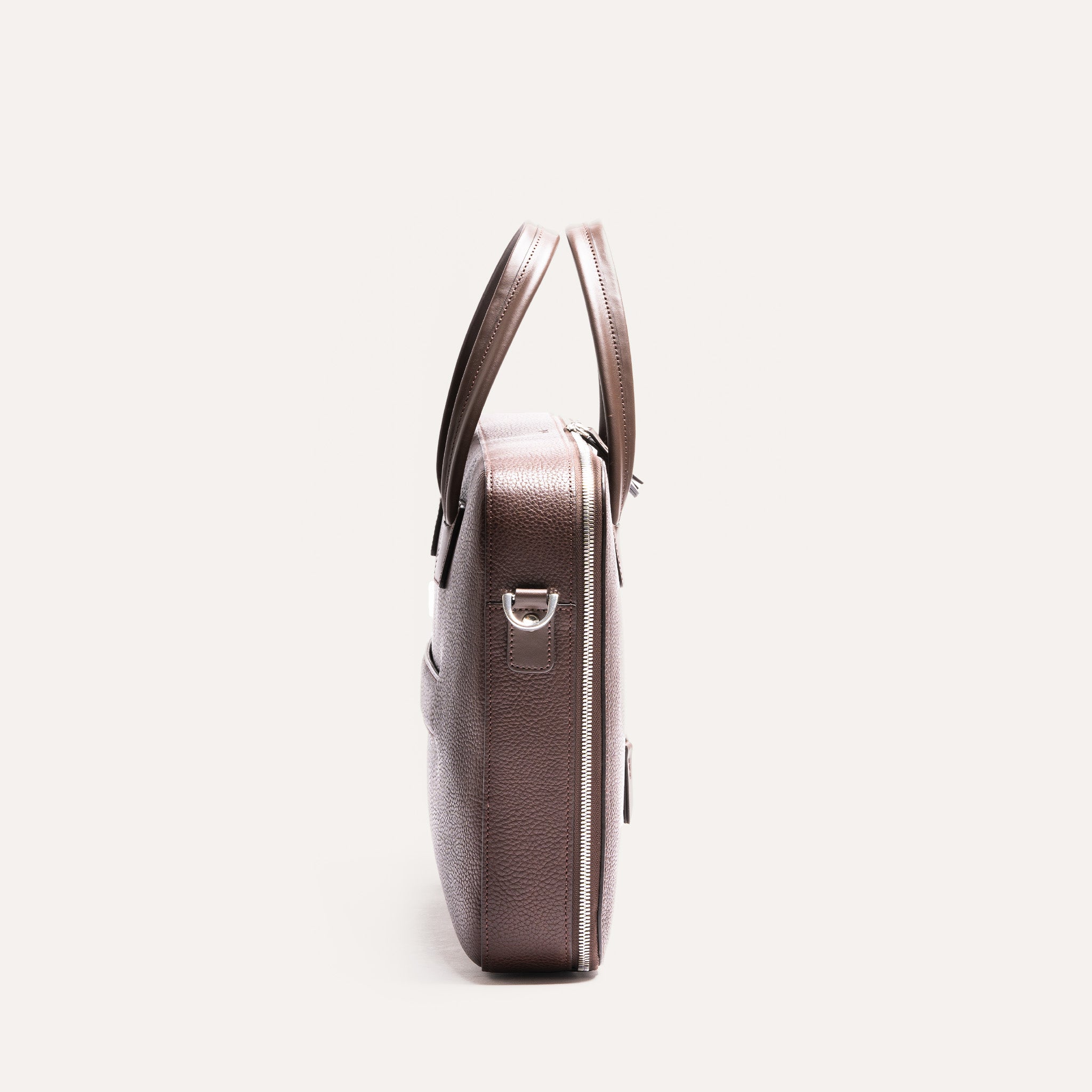 Attaché case élégant montrant sa finesse et son design structuré, parfait pour les professionnels.
