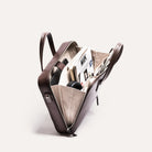 Intérieur bien organisé d’un sac ordinateur contenant un casque audio, un ordinateur portable et des documents, parfait pour les trajets quotidiens.