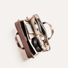 Organisation interne d’un cartable cuir homme avec rangements pour chargeurs, accessoires et documents, conçu pour l'efficacité.