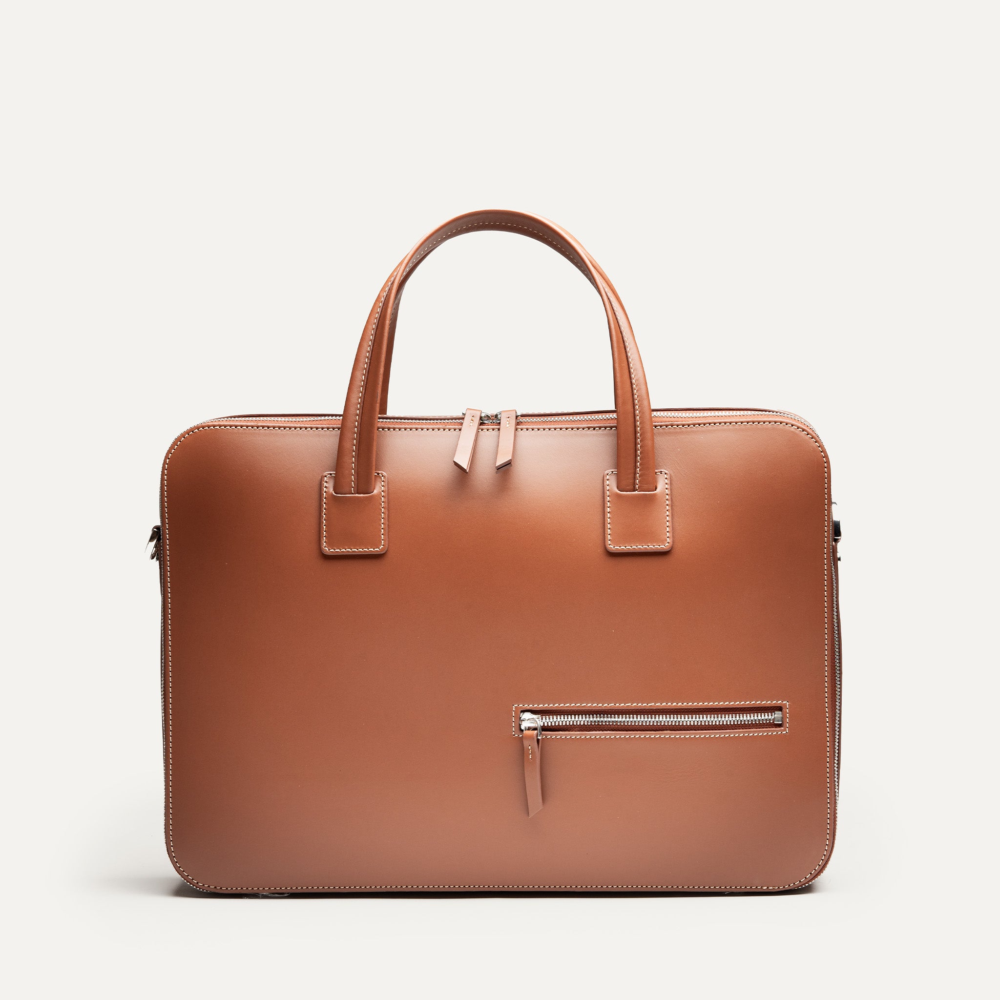 Cartable cuir homme structuré avec compartiments dédiés aux accessoires tech, documents importants et objets personnels, parfait pour le quotidien.