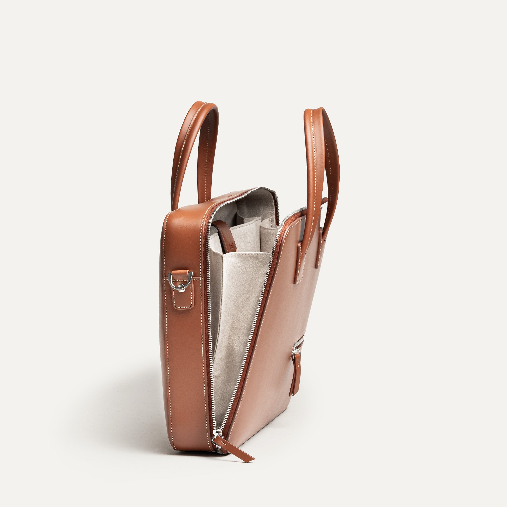 Porte document en cuir raffiné intégrant des rangements ultra fonctionnels.