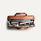 Porte document avec des rangements fonctionnels pour l'ordinateur, chargeur, carnet.