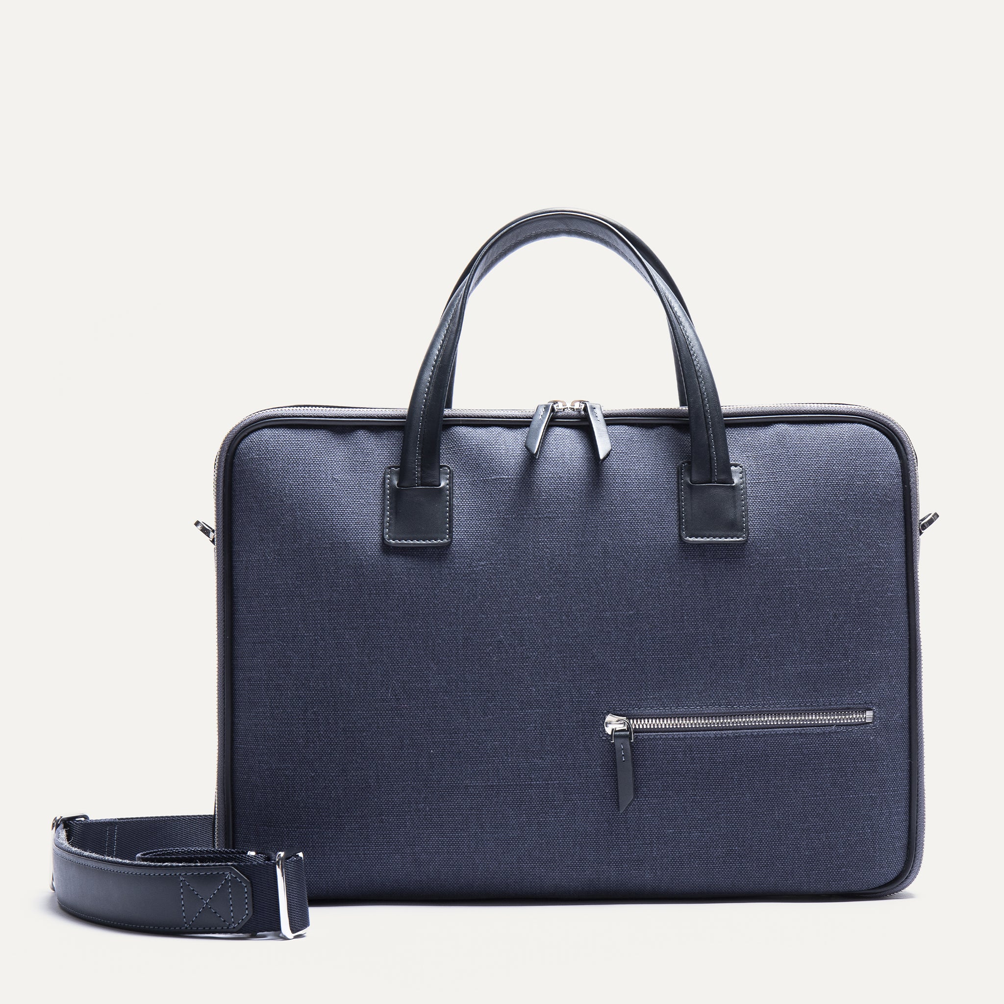 Sac à bandoulière homme léger et fonctionnel pour transporter tout vos accessoires en déplacement.