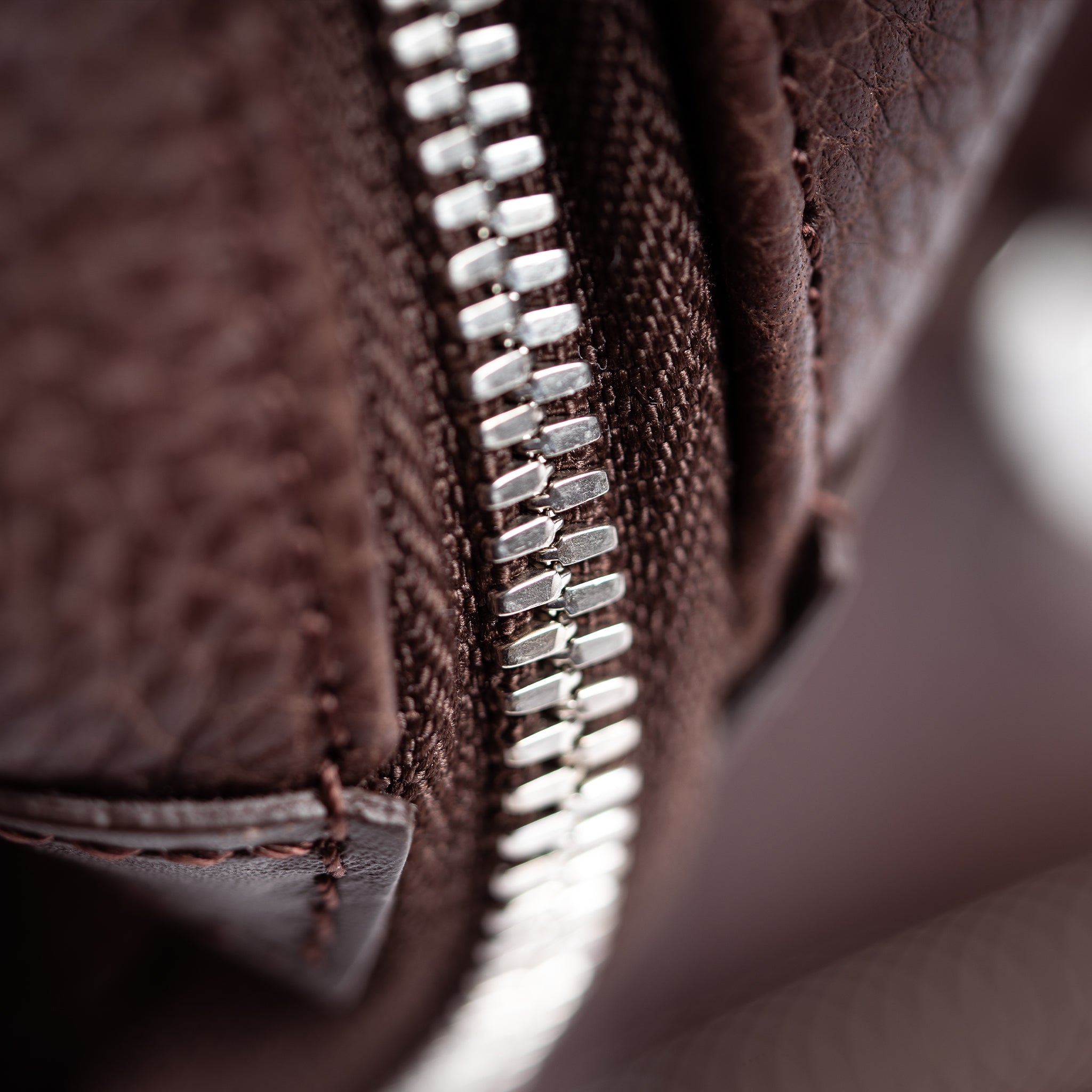 Sac week end pour homme WILSON conçu par lundi est équipé de fermetures à glissière de la marque YKK qui garantissent une très longue résistance dans le temps.