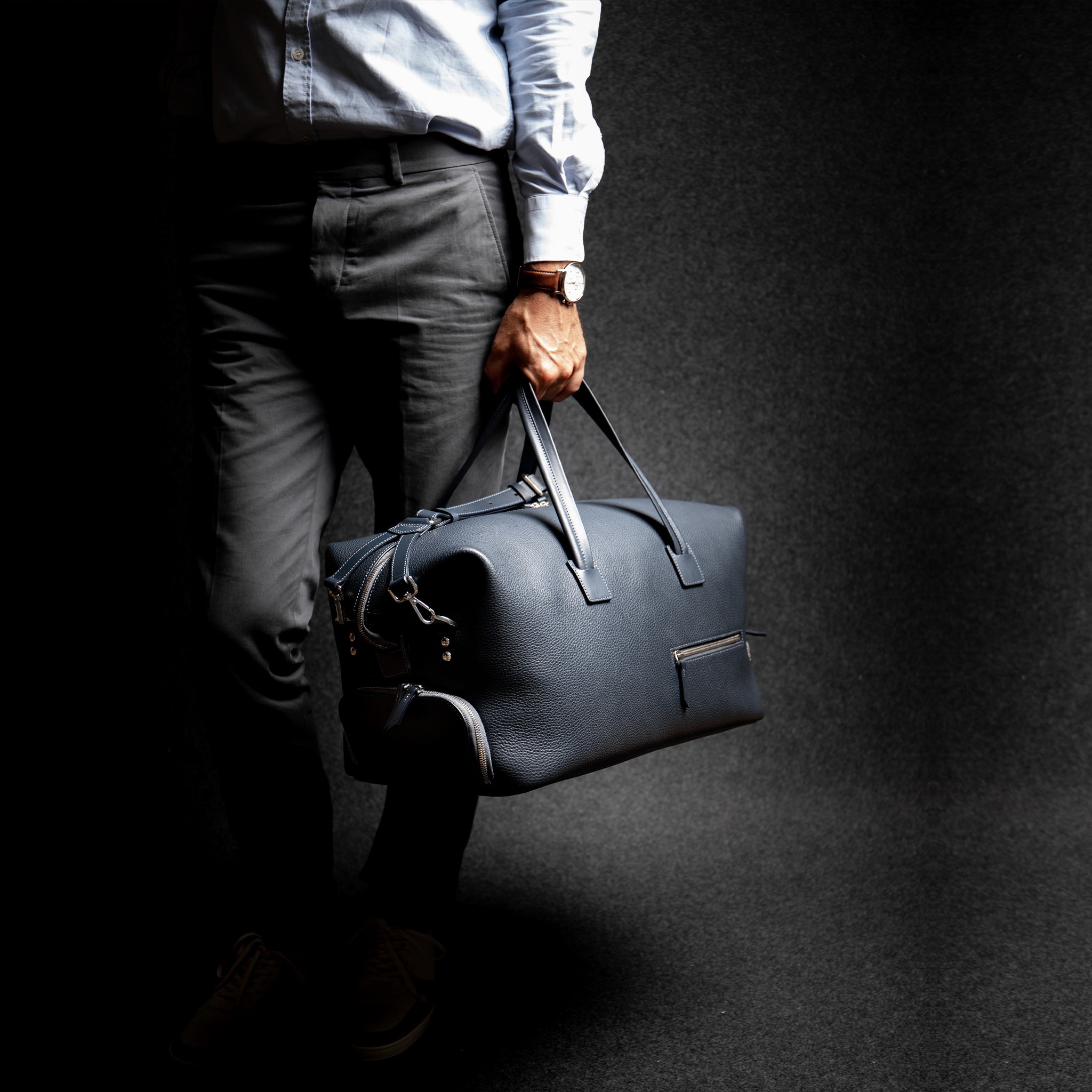 Sac weekender WILSON en cuir marine semi-végétal conçu avec des matériaux haut de gamme et des fonctionnalités surprenantes.