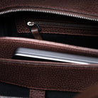 Porte document aux finitions minutieuses et robuste.