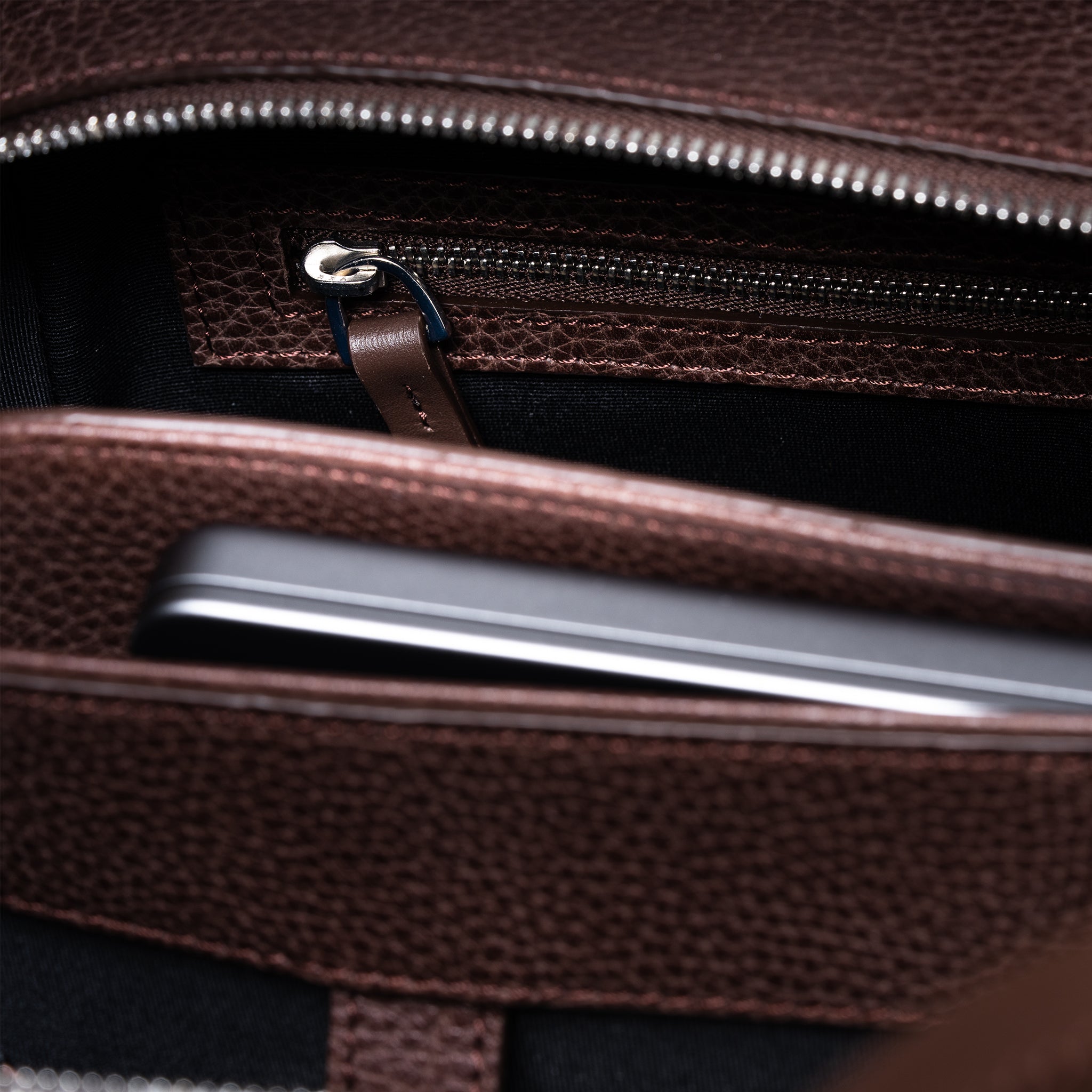 Porte document aux finitions minutieuses et robuste.