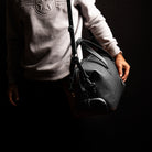 Sac de voyage en cuir semi-végétal vendu en option avec une bandoulière adaptable idéal pour voyager avec style et confort.