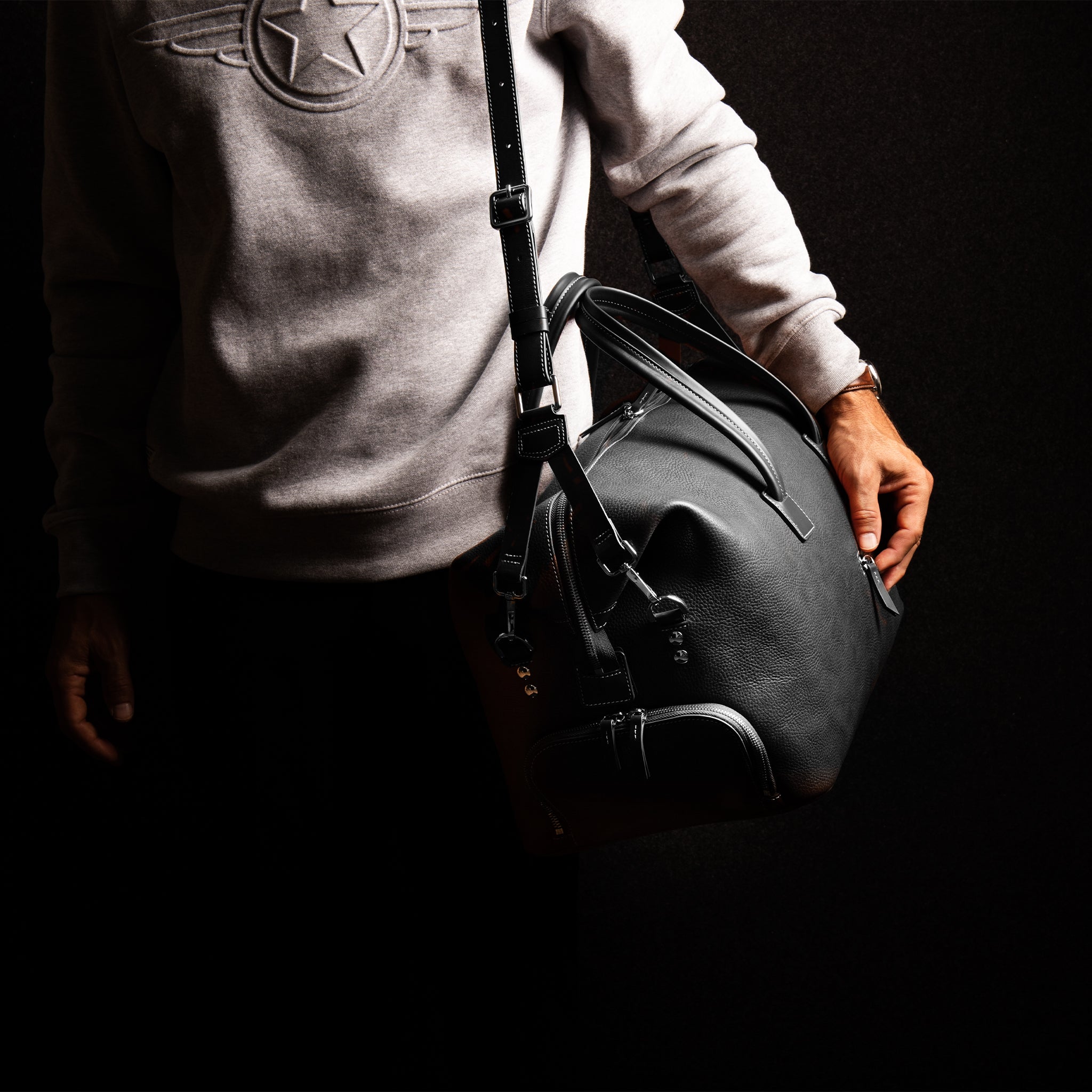 Sac de voyage en cuir semi-végétal vendu en option avec une bandoulière adaptable idéal pour voyager avec style et confort.