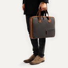 Attaché case en cuir et toile cognac.