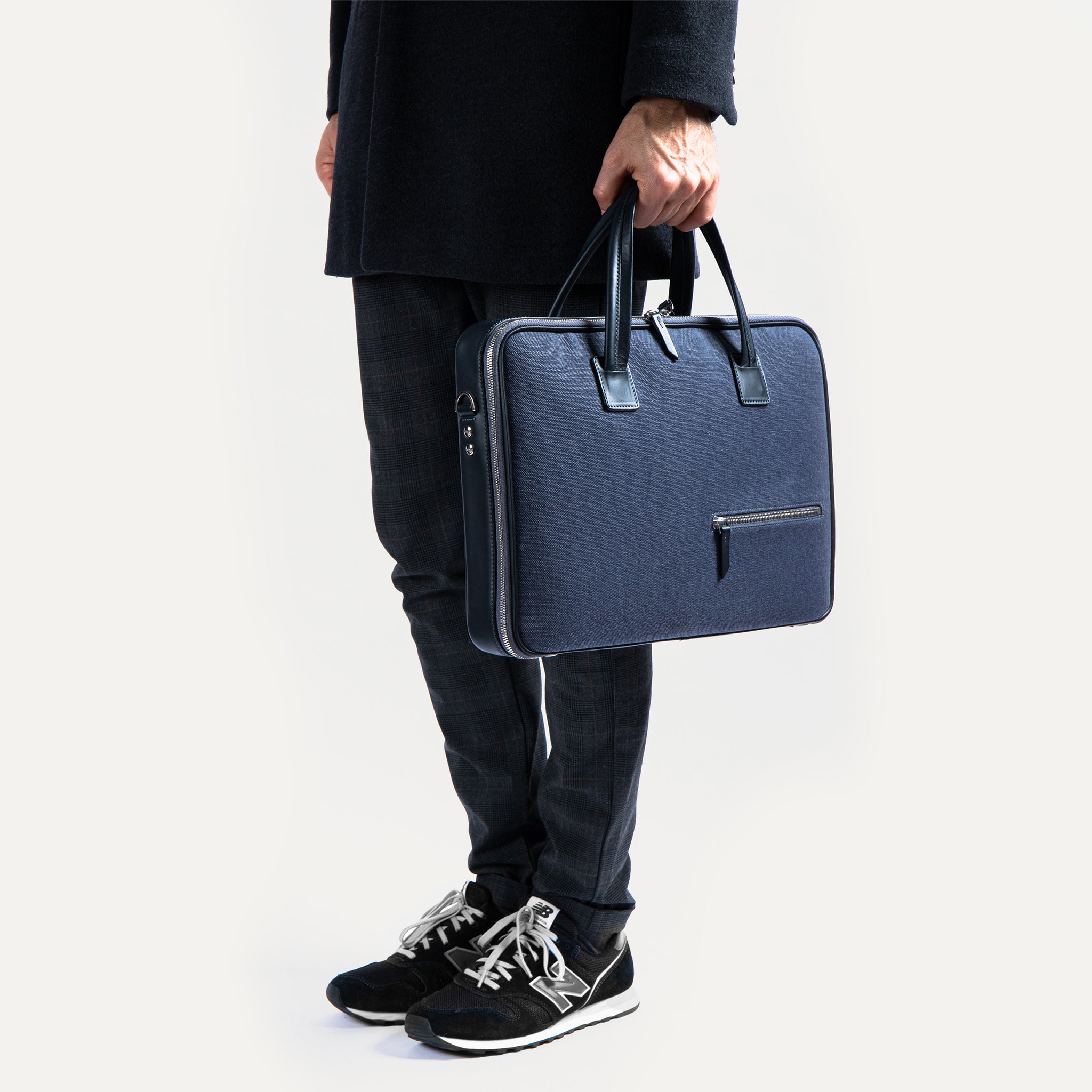 Sac à main homme en cuir et toile marine compact et élégant, parfait pour une journée de rendez-vous.