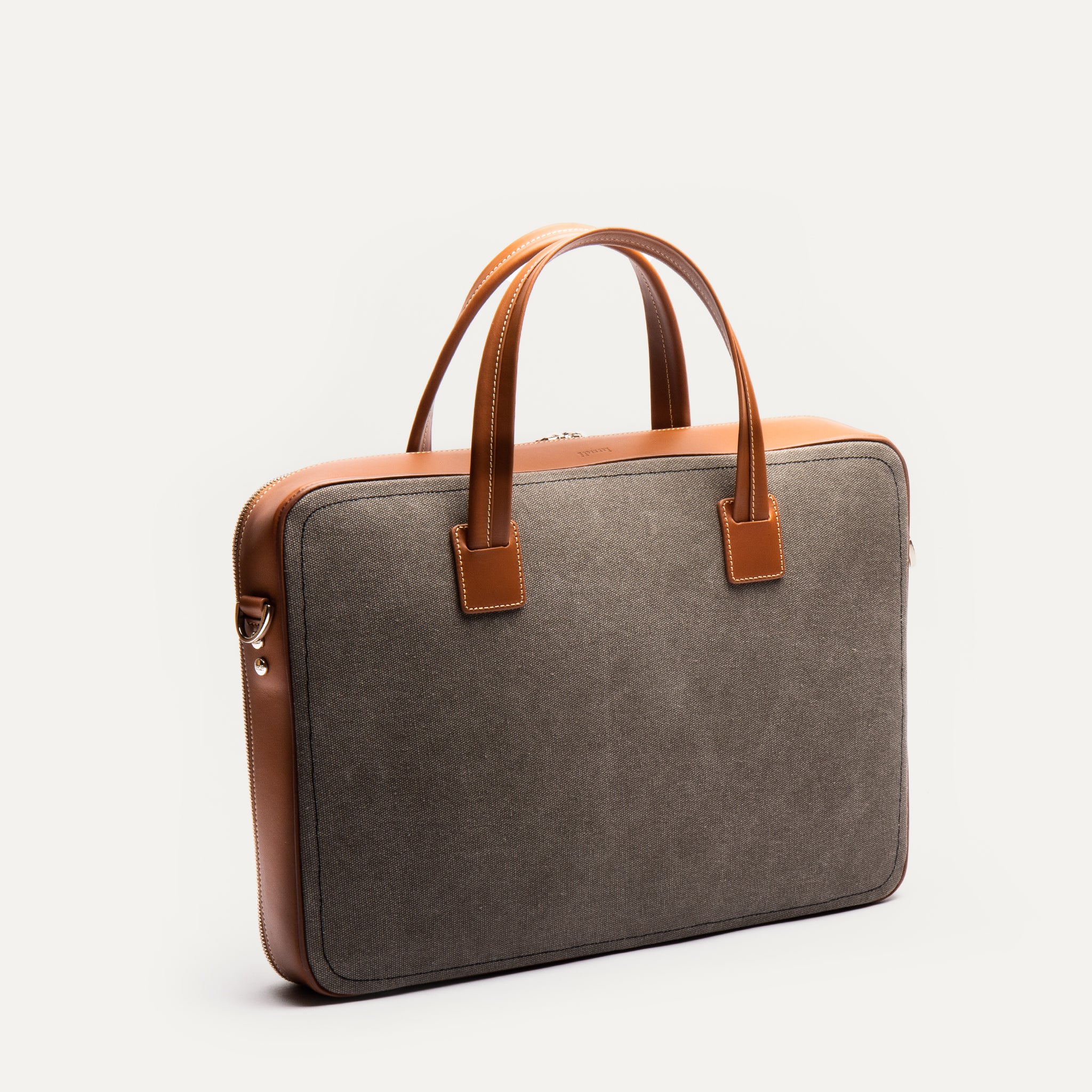 Attaché case en cuir et toile cognac pensé pour durer une vie.