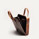 Sac à bandoulière homme ouvert présentant un espace ultra fonctionnel pour le quotidien d'un homme d'affaires.