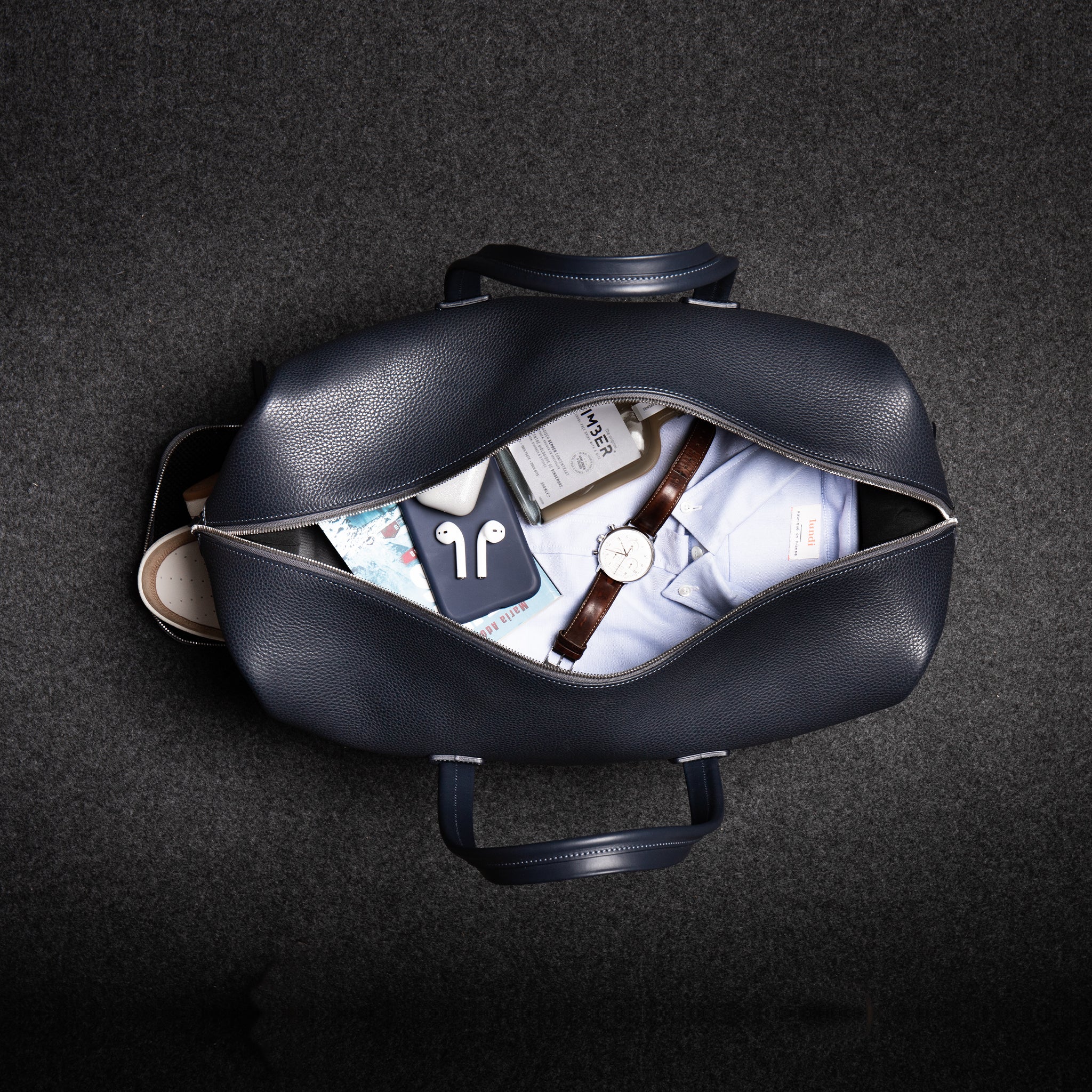 Sac de voyage cabine WILSON en cuir marine aux dimensions extérieures : 45 x 26 x 25 cm.