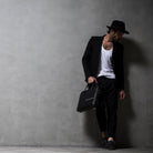 Porte document en cuir raffiné qui s'adapte à tous les styles.