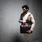 Élégant sac à main homme.