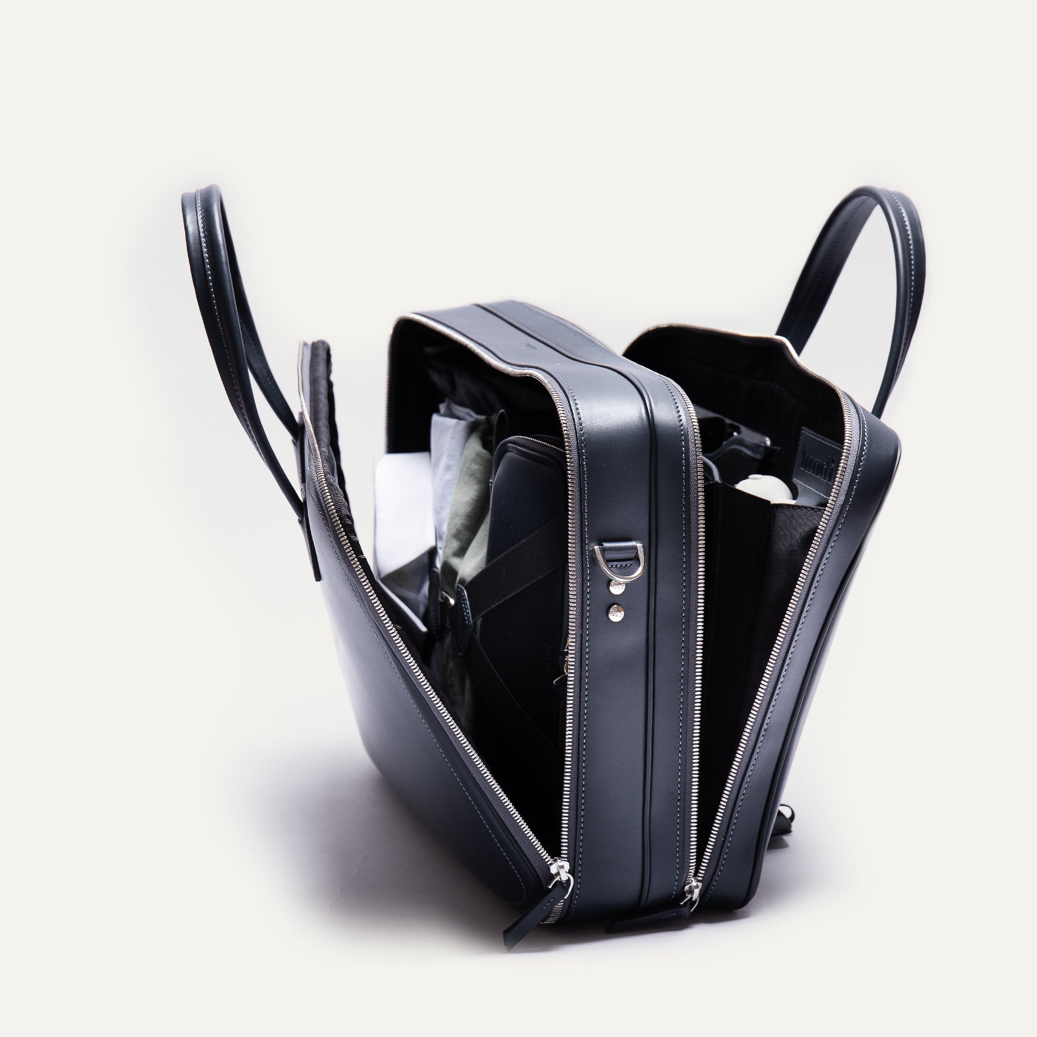 Sac cuir homme 36 heures lundi en cuir marine, doté d’un compartiment dressing et office.