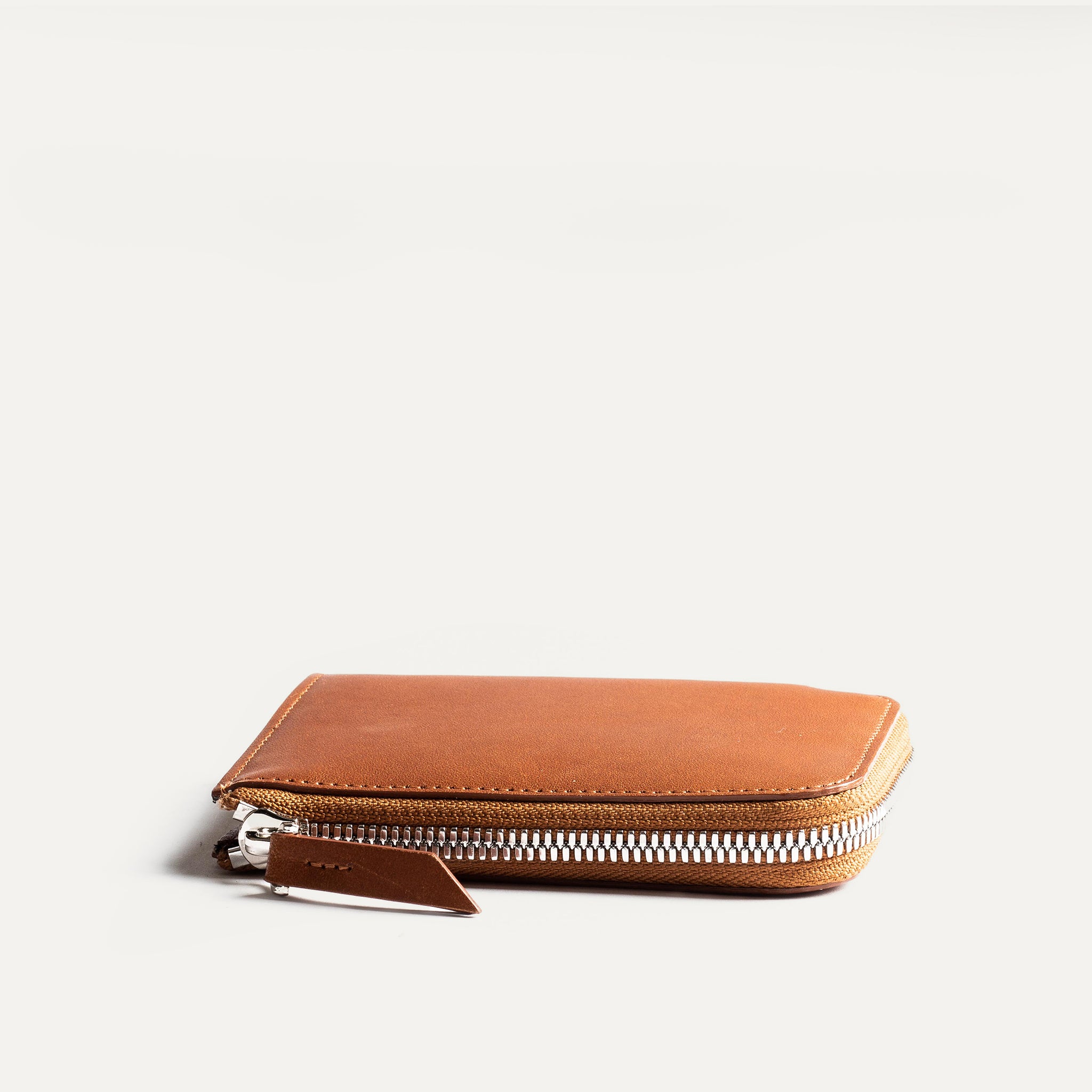 Portefeuille cuir femme cognac fermeture glissière en métal - robuste et durable - look chic.
