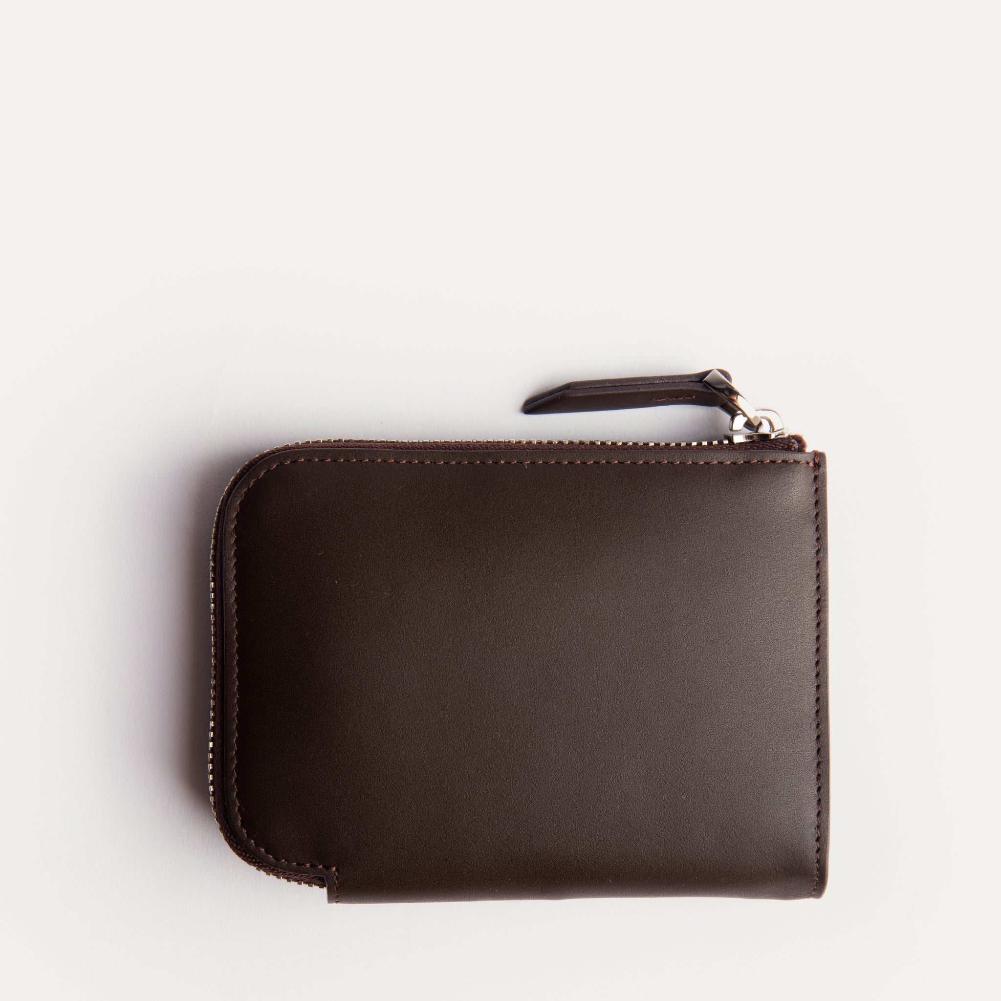Portefeuille homme luxe vu de dos en cuir marron lisse semi végétal ultra pratique au look raffiné.