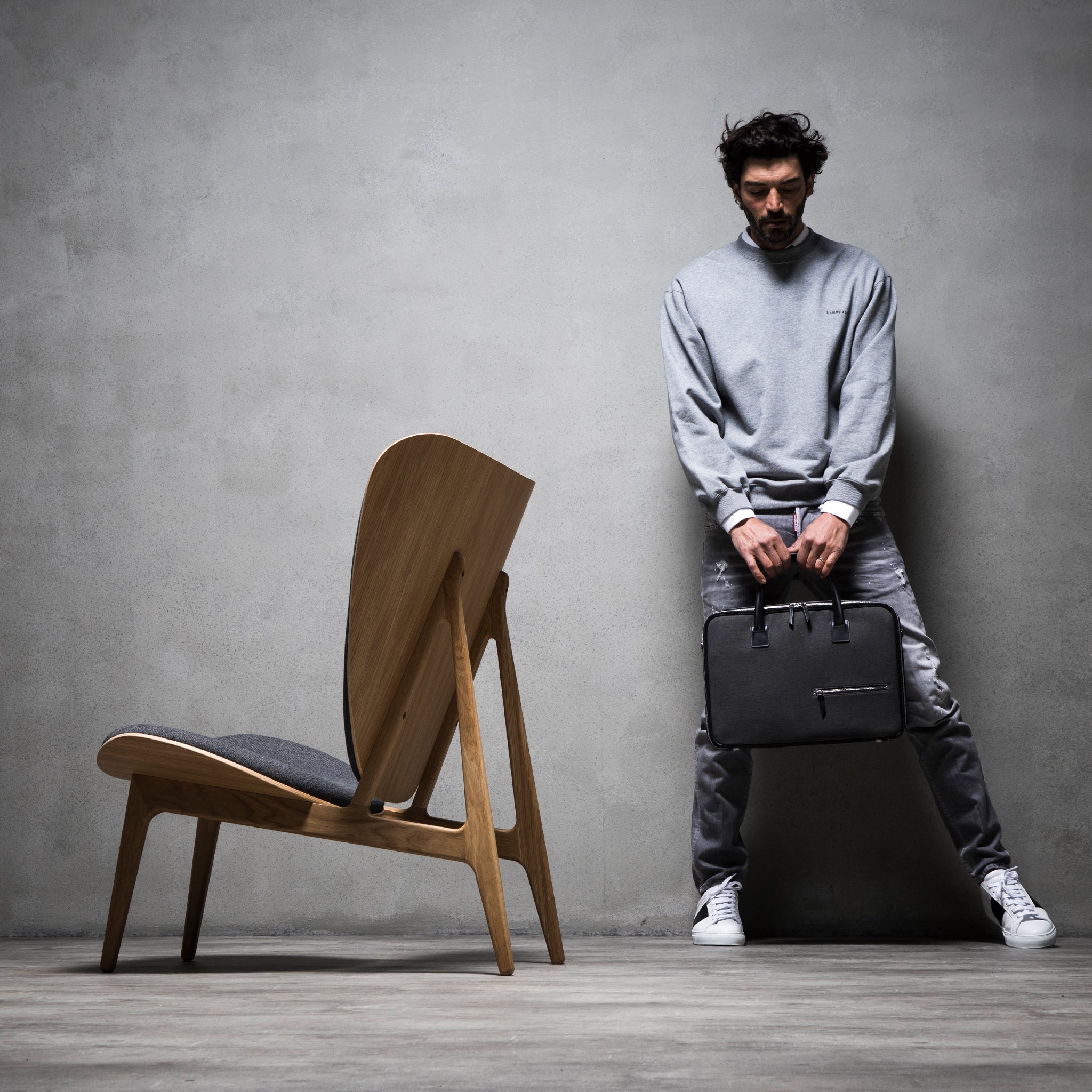 Sac homme travail CONALLY offrant des rangements fonctionnels et un look élégant.