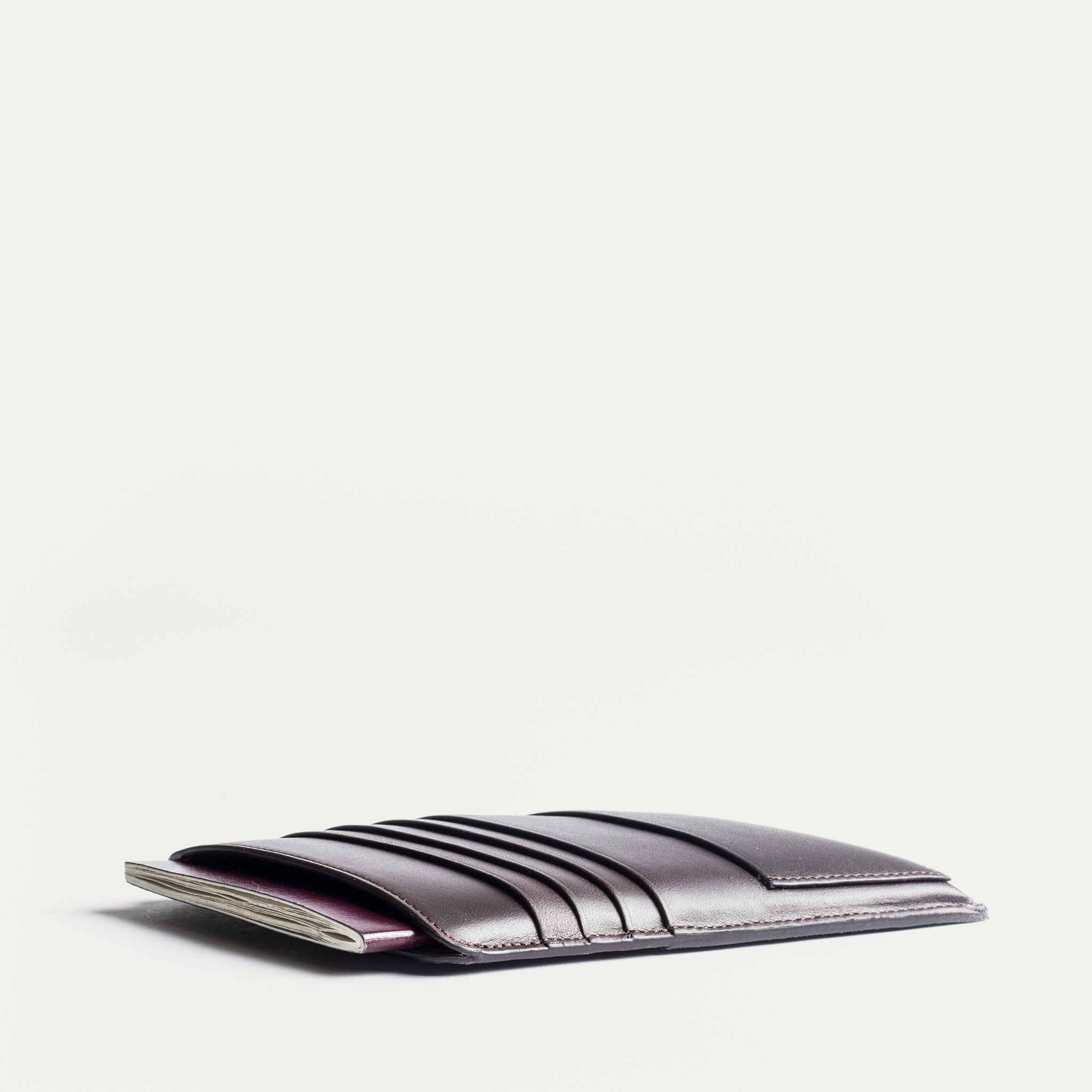 Porte passport en cuir marron - modèle FLETCHER - ultra pratique pour voyager.