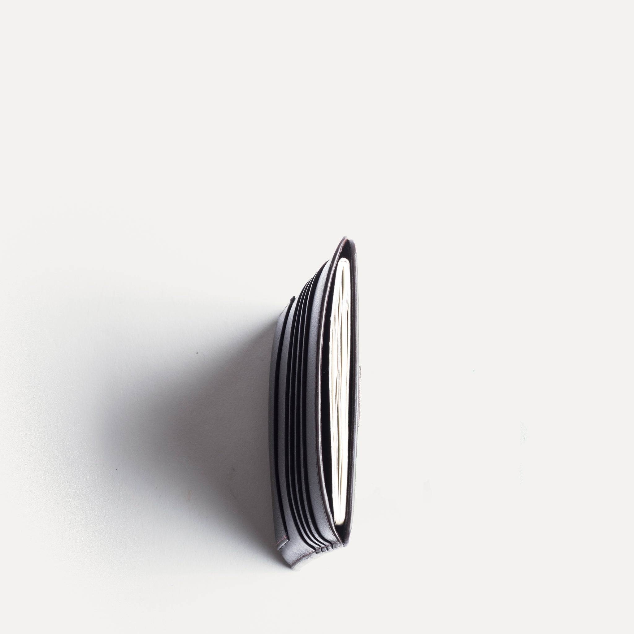 Porte passport vu de dessus en cuir marron - modèle FLETCHER lundi.