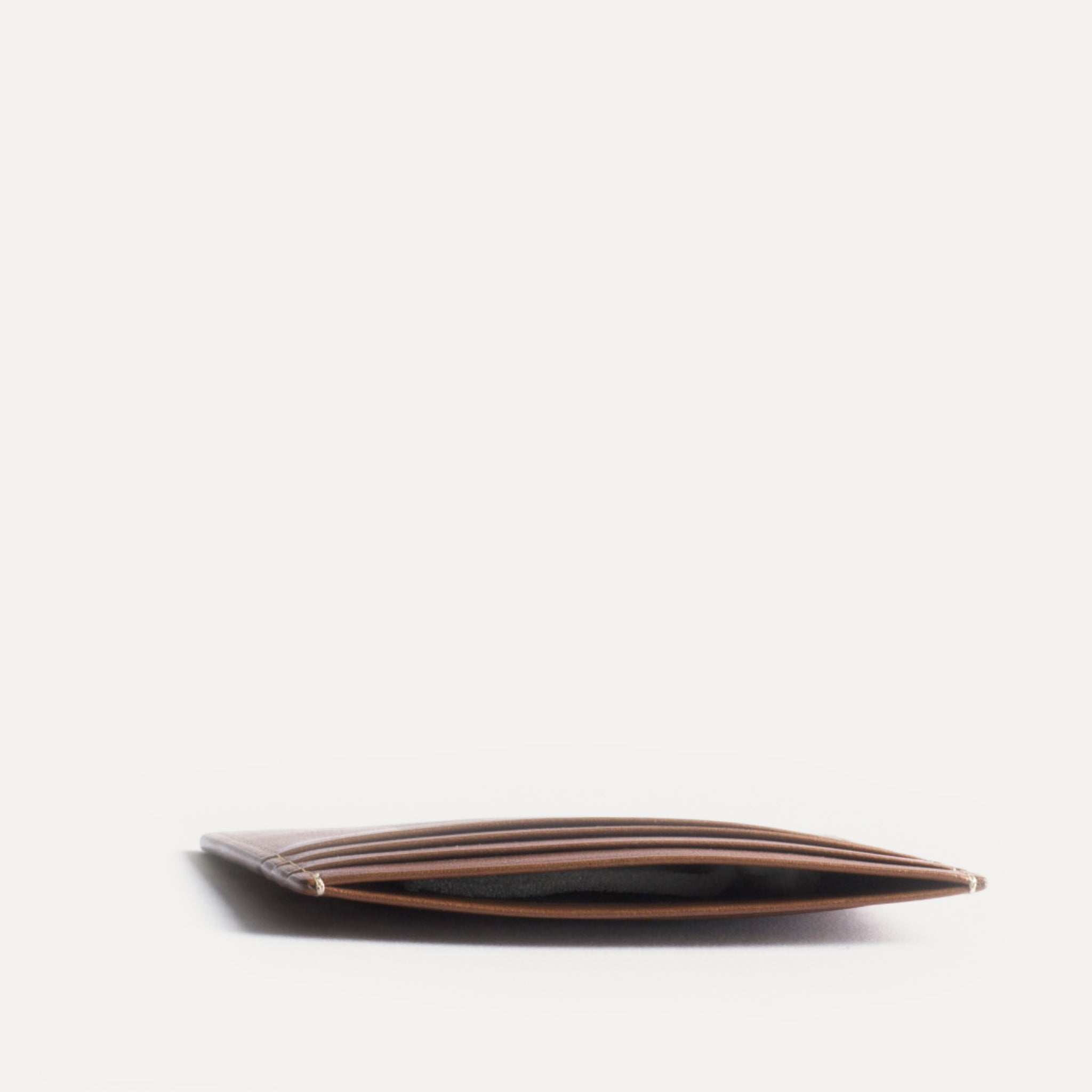 Porte carte mince en cuir cognac vu de profil - porte carte homme cuir