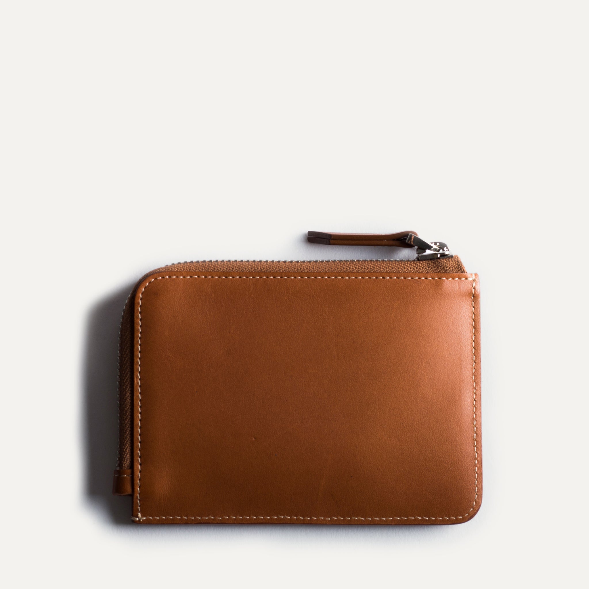 Portefeuille homme luxe vu de dos en cuir lisse semi végétal.
