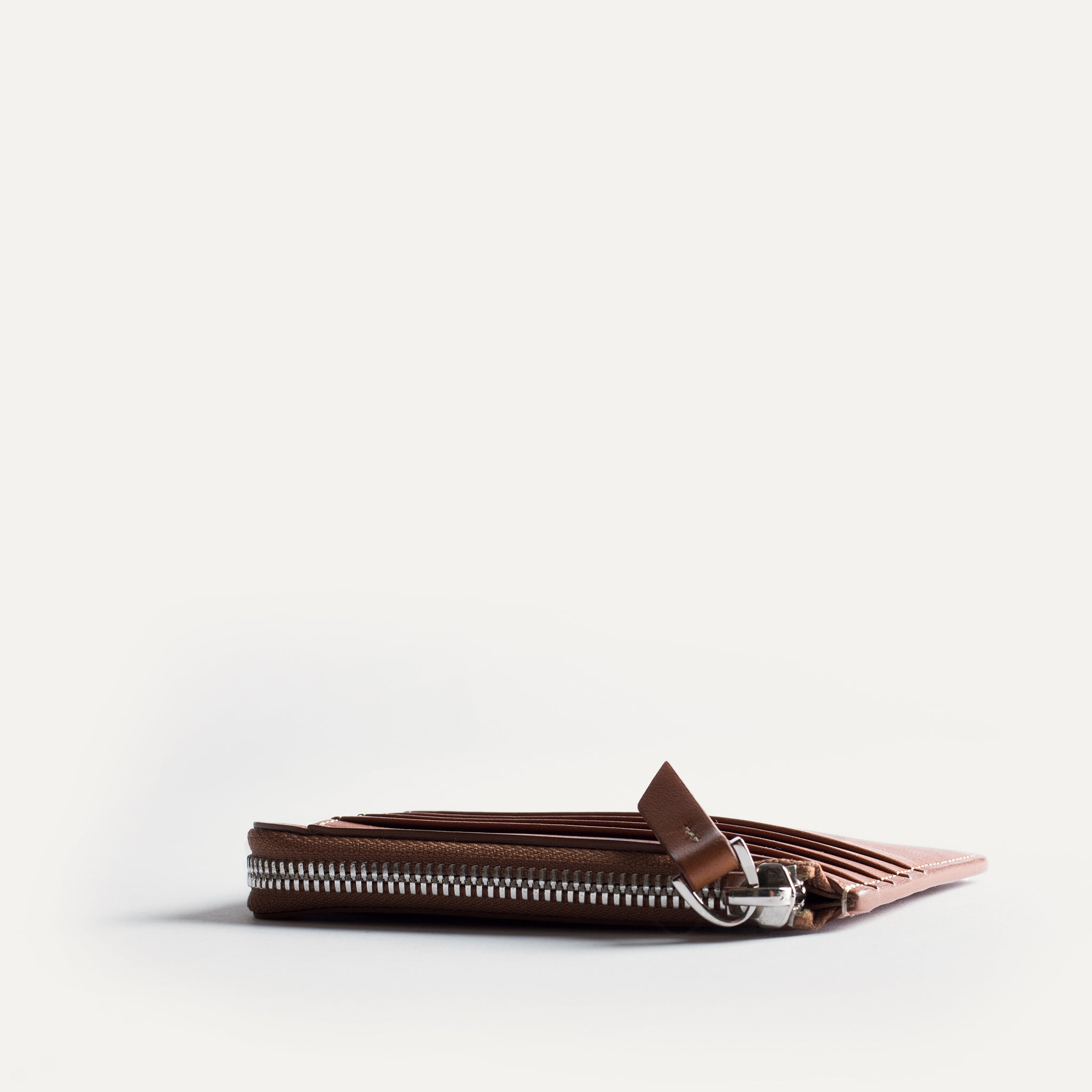 Portefeuille homme luxe vu couché - ultra plat - pratique pour le quotidien dans un jean.