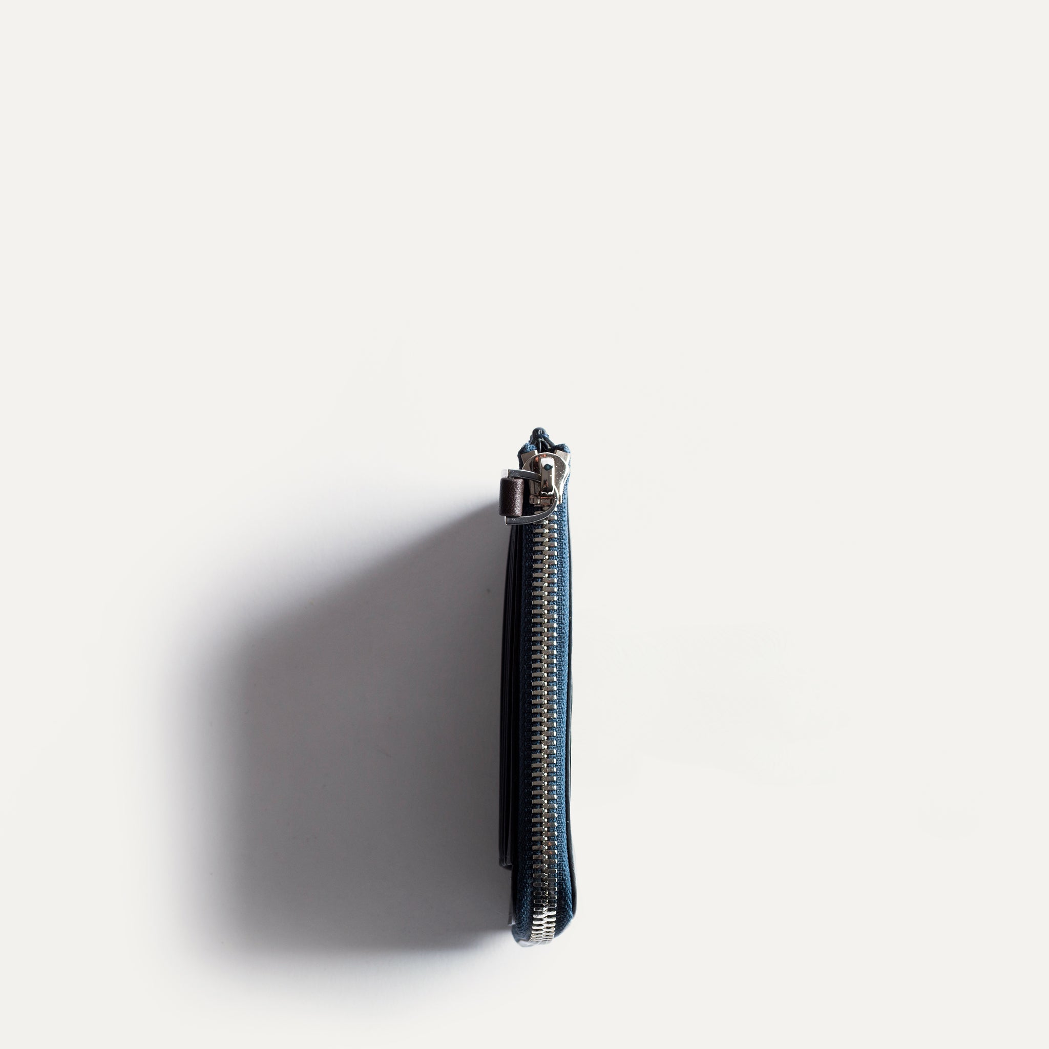 Porte feuille homme ultra plat WALDO de couleur marine.