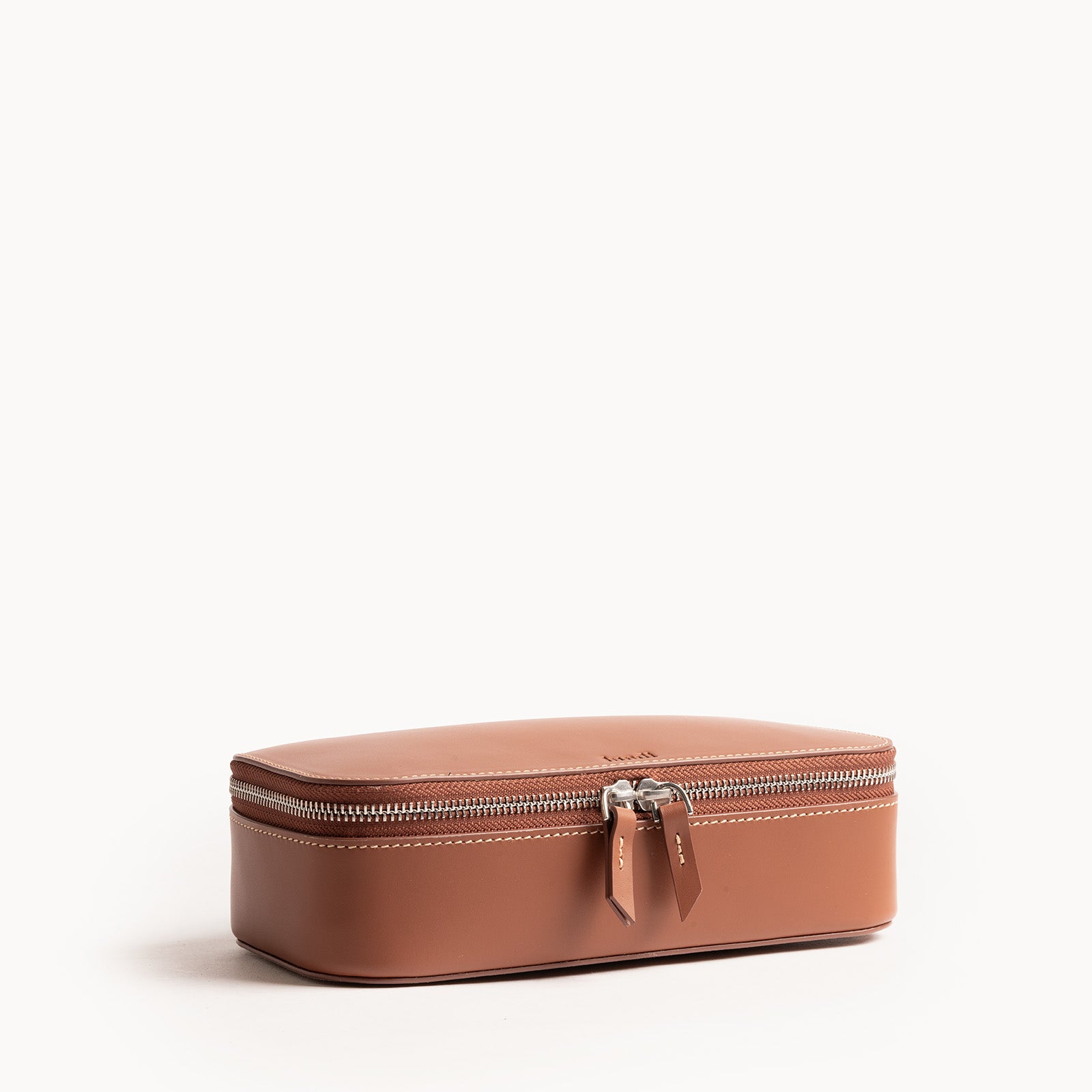 Trousse de toilette homme cuir cognac élégante et pratique avec fermeture éclair métallique double.