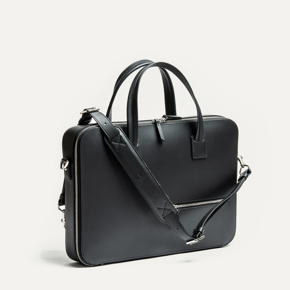 lundi - Minimalist and functional leather bag