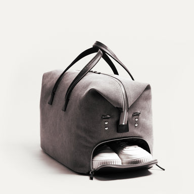 Le sac de voyage Remington de la marque lundi propose des rangements spécifiques pour 2 paires de chaussure. Des espaces situés de part et d'autre du sac, et indépendant de la poche principale du sac.