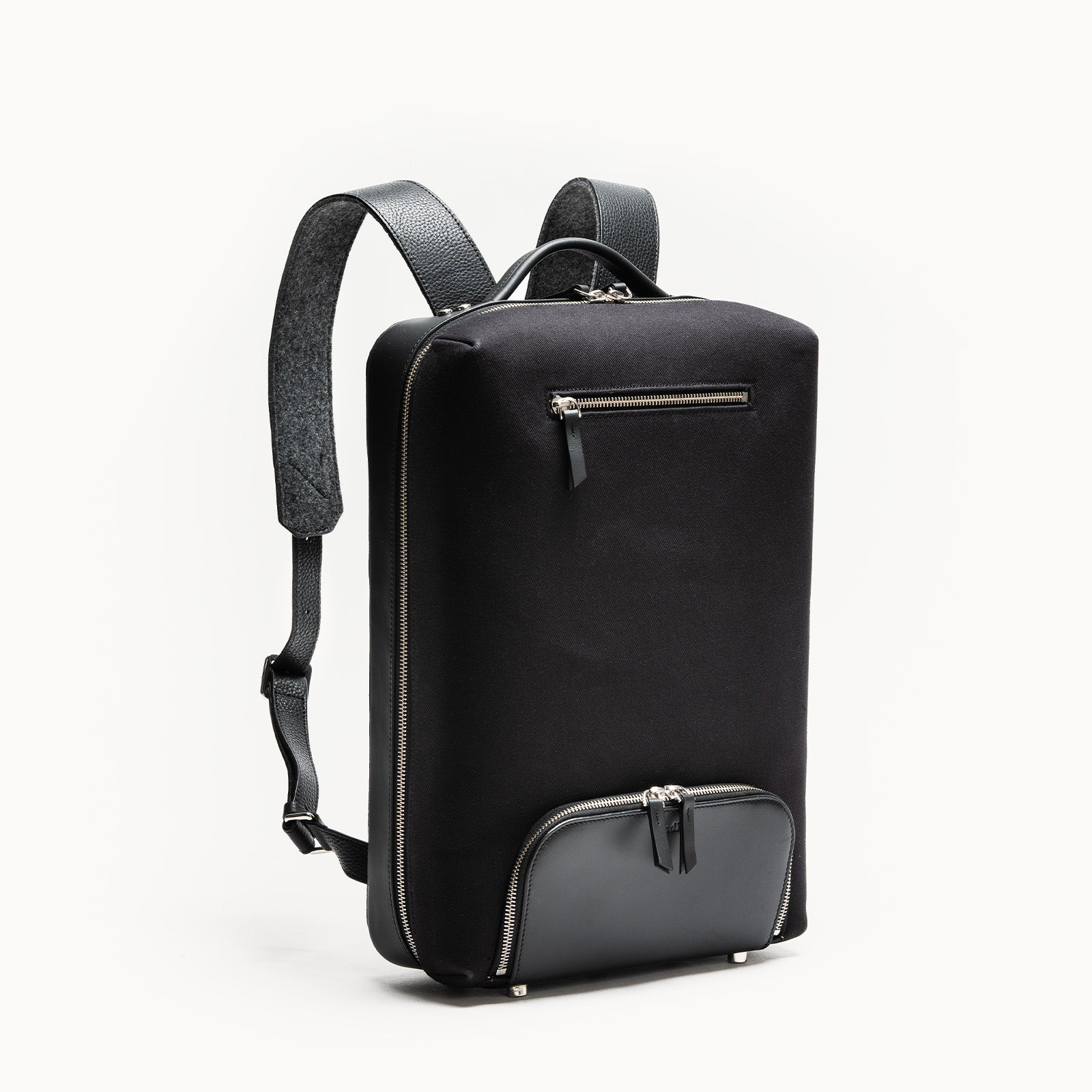 Sac à dos homme luxe en cuir et toile noire, parfait pour transporter son ordinateur avec élégance.