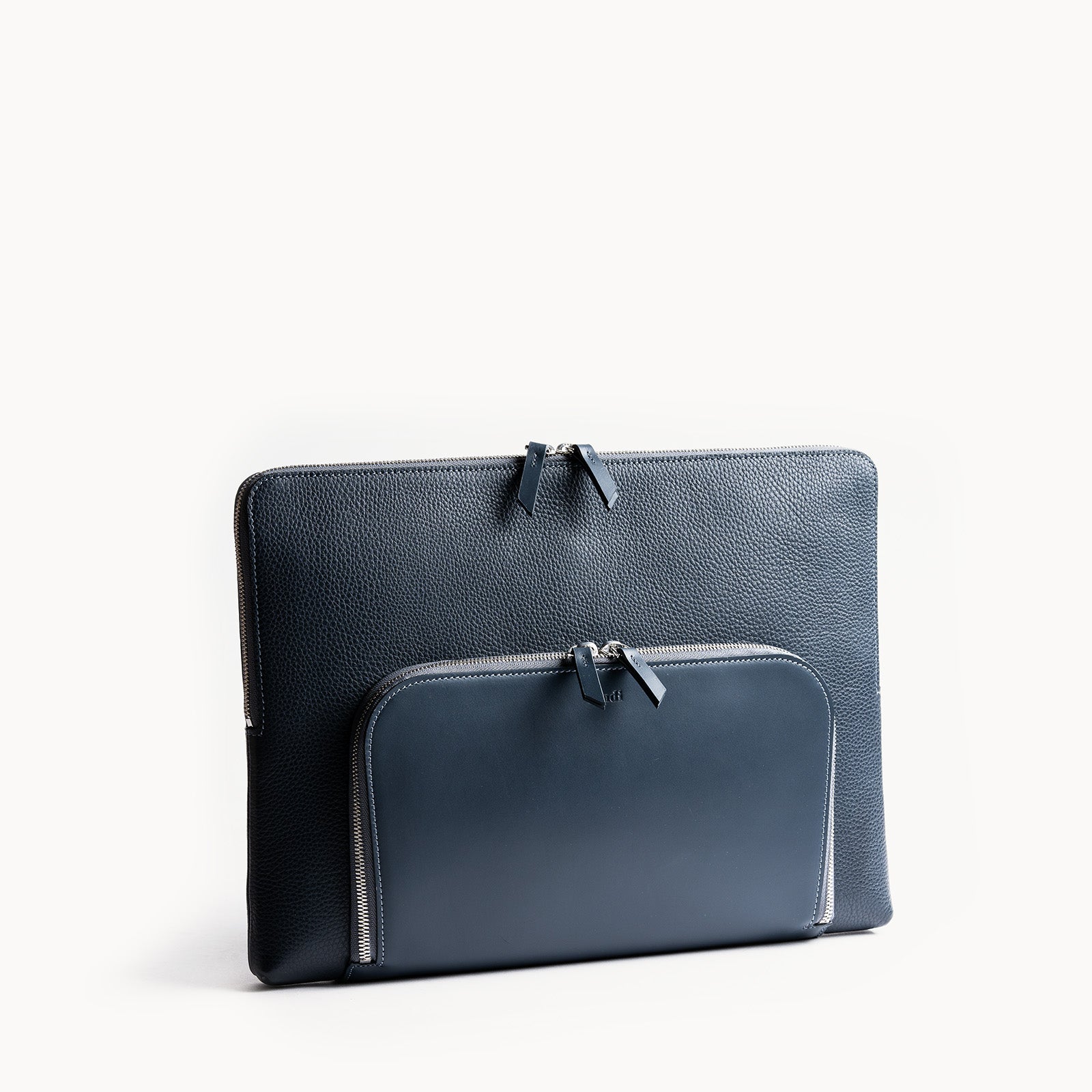 Pochette ordinateur élégante, luxueuse et fonctionnel en cuir marine et équipé de deux rangements.