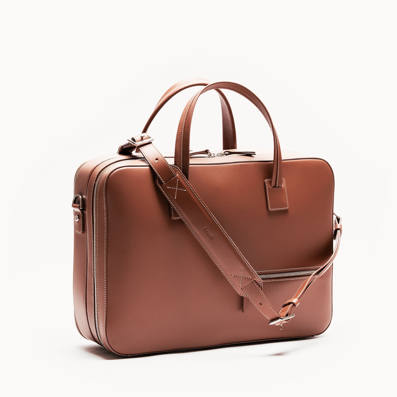 Sac à bandoulière homme avec bandoulière amovible et poche dressing.