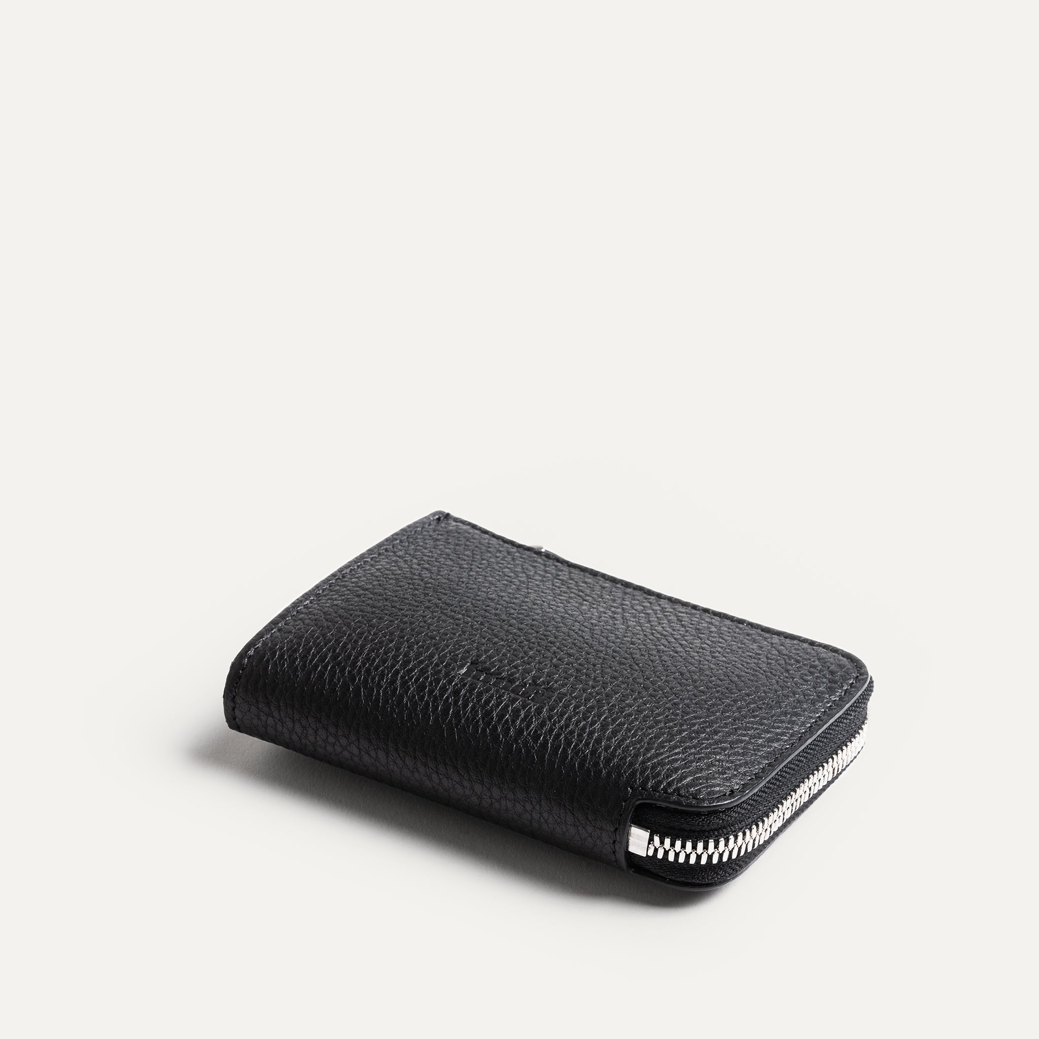 Black grained leather wallet, closed with a zip, lundi Clovis