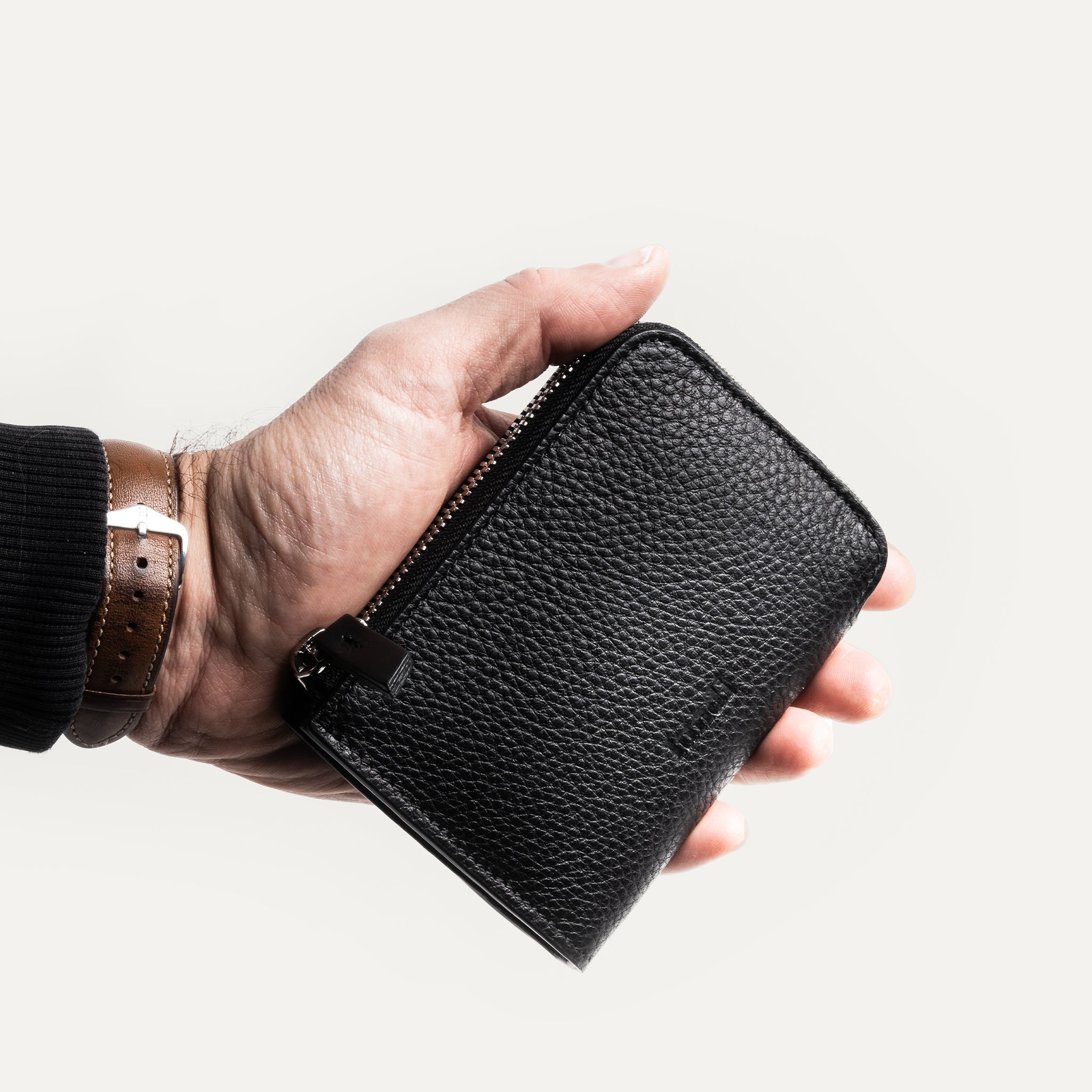 Black grained leather wallet, closed with a zip, lundi Clovis