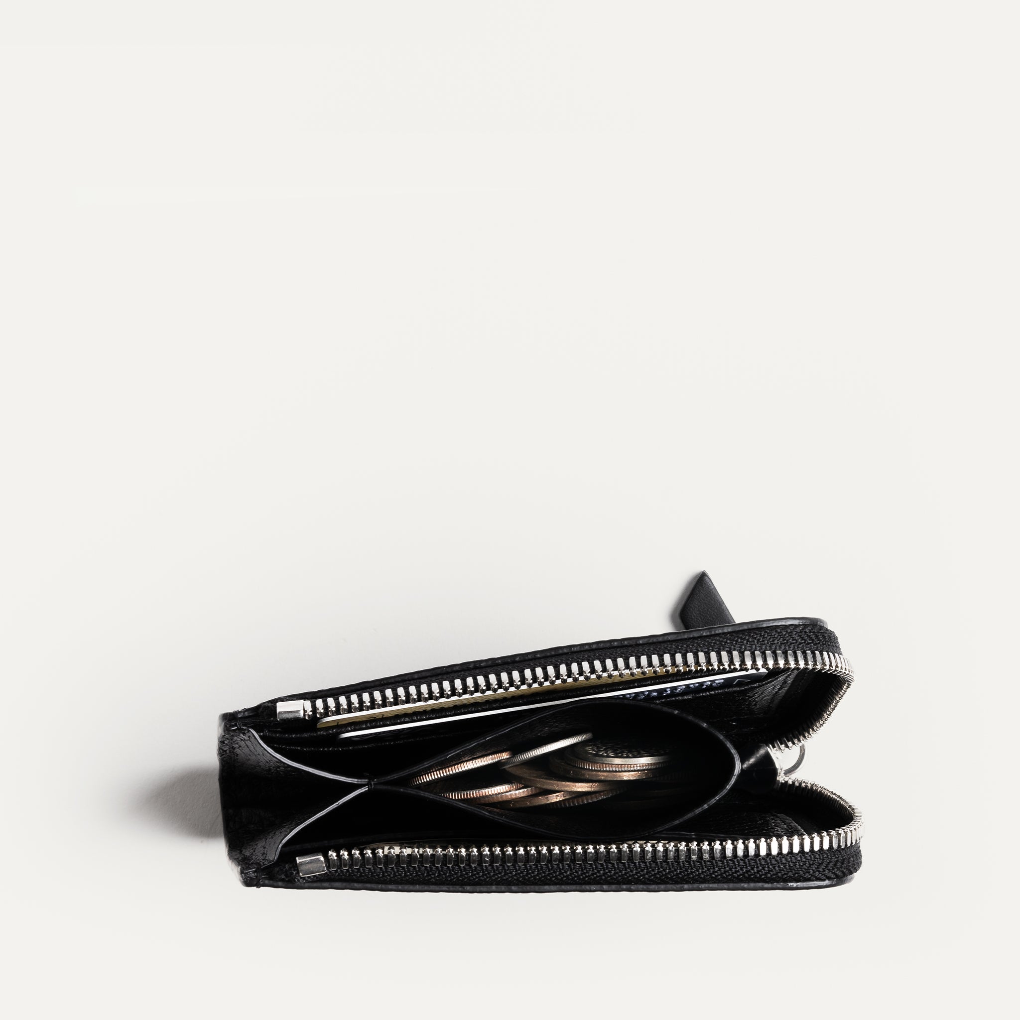 Black grained leather wallet, closed with a zip, lundi Clovis