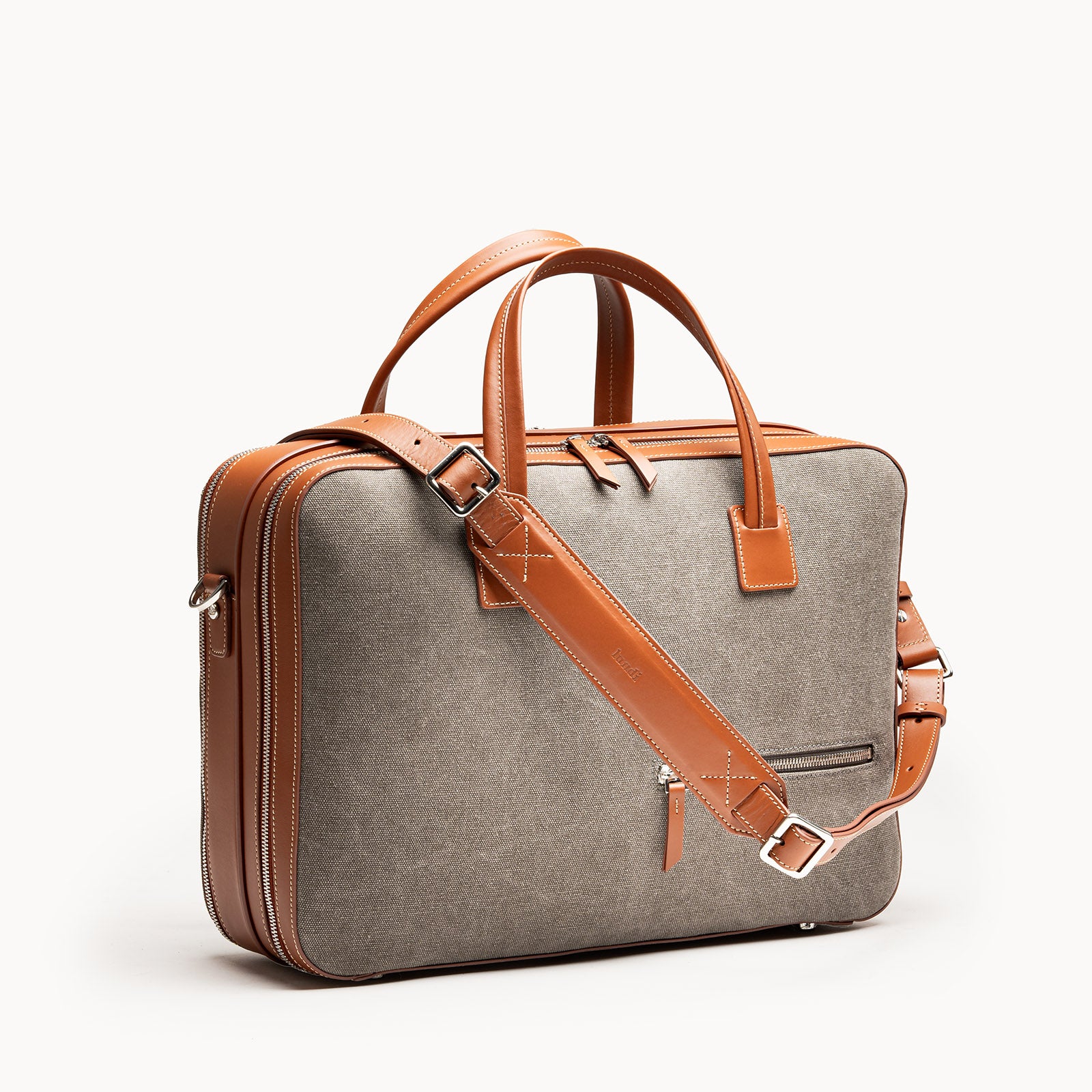 Sac à bandoulière homme CONALLY avec une bandoulière amovible et réglable en cuir cognac