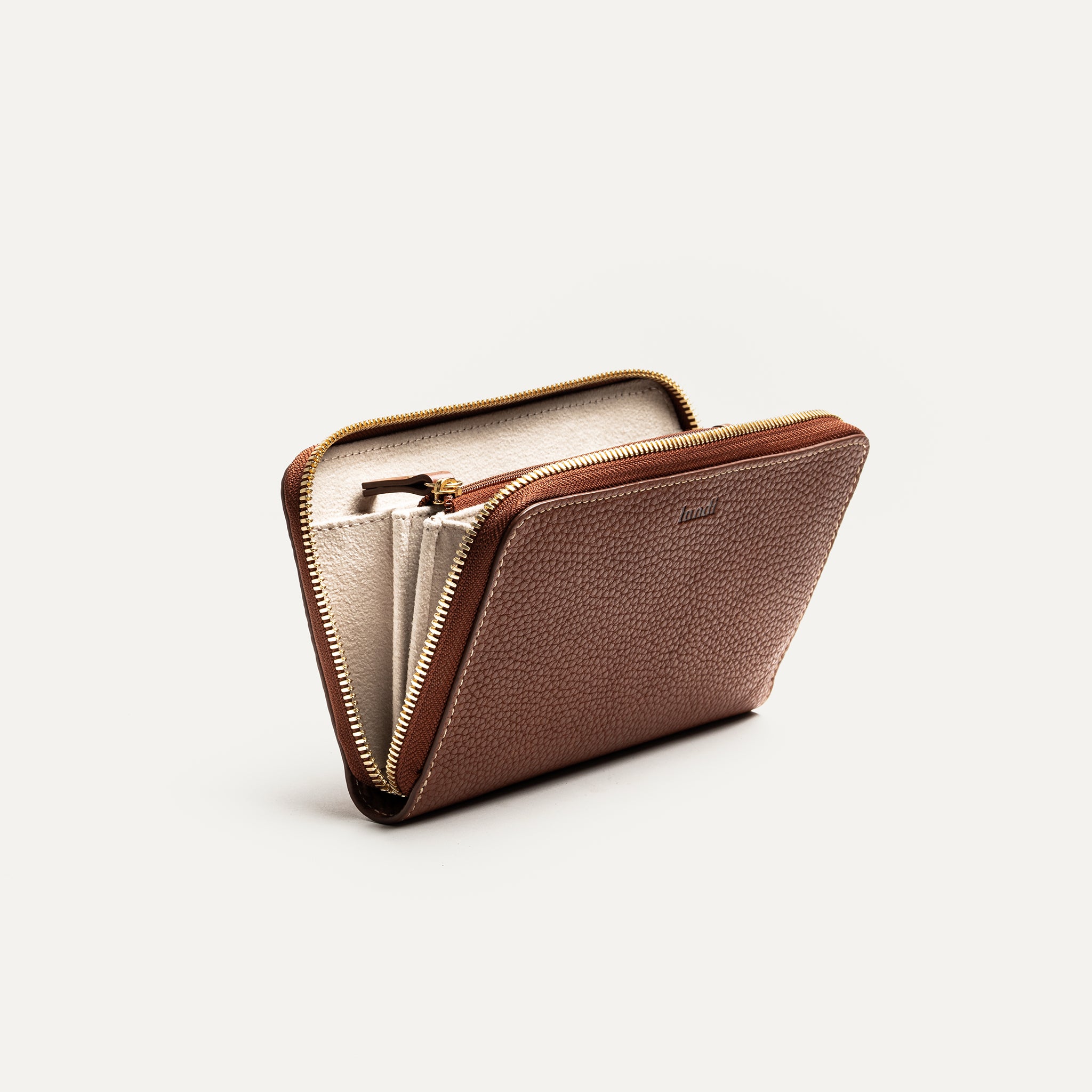 Système de soufflets sur un compagnon femme au cuir grainé.