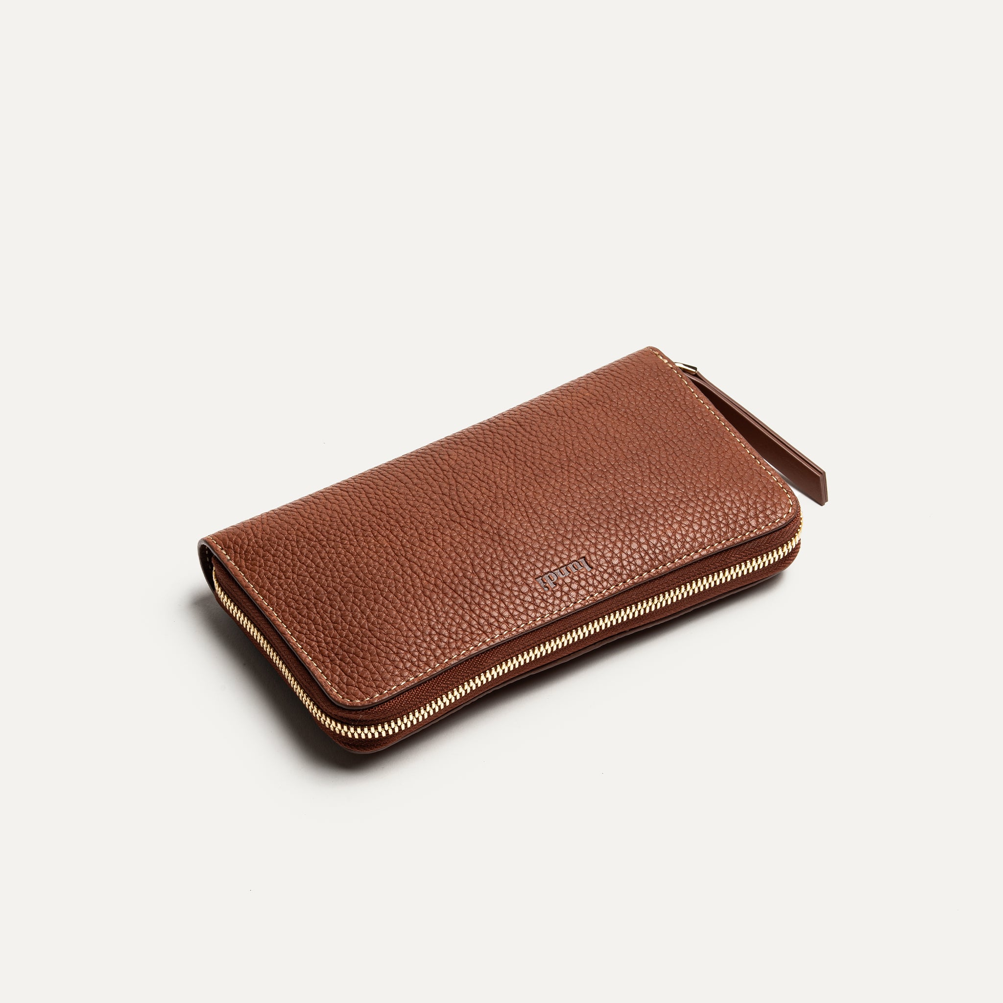 Compagnon femme élégant et fonctionnel réalisé en cuir grainé
