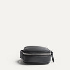 Trousse de toilette vue de côté, en cuir grainé noir et intérieur en Alcantara