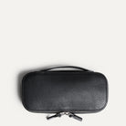 Trousse de toilette très compacte en cuir grainé vue de dessus.
