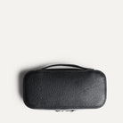 Trousse de toilette 100% cuir, vue de dessous. Son format est très compact.